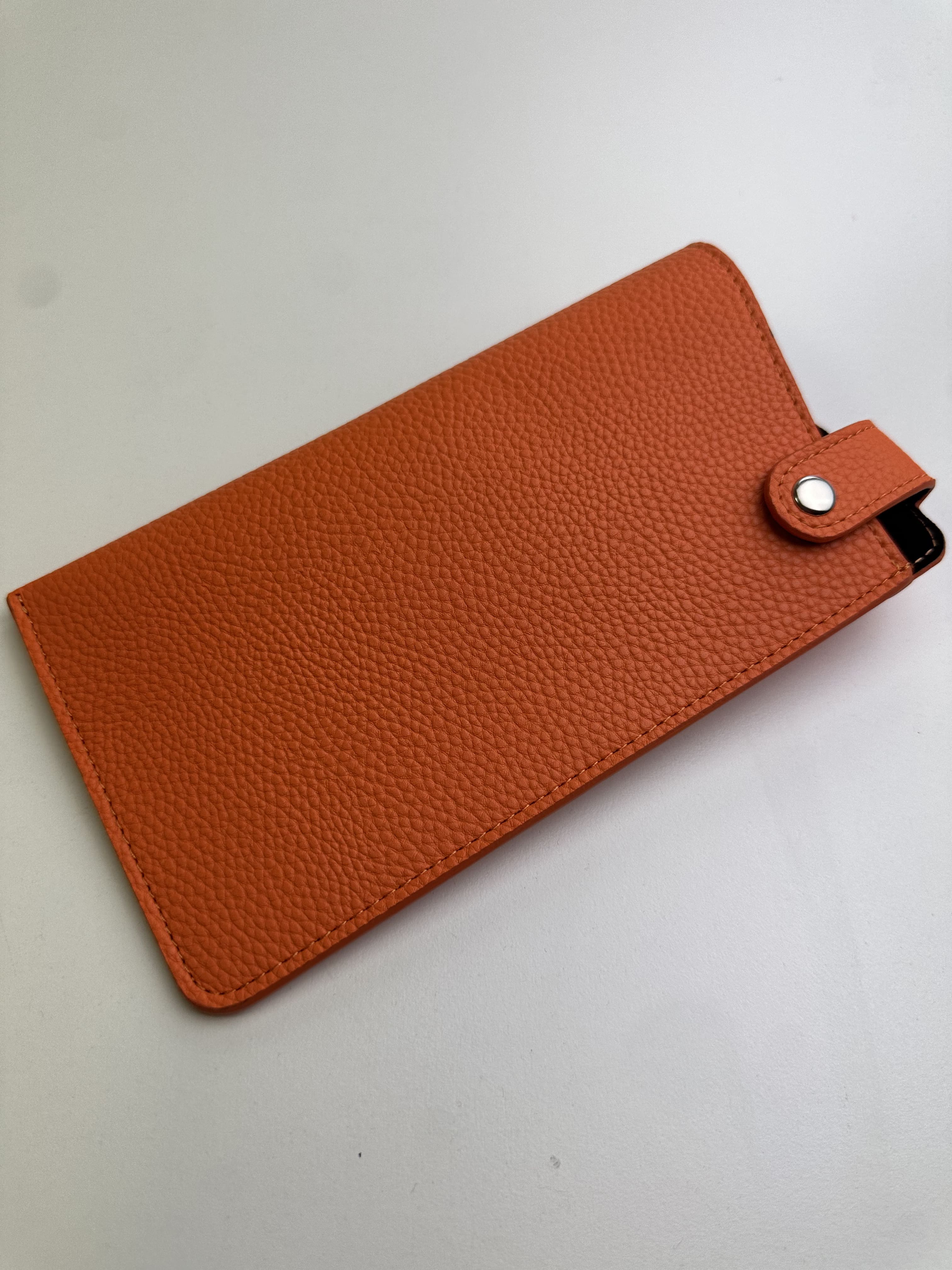 Etui à lunettes souple en cuir ou en simili cuir taupe - fermoir à clou