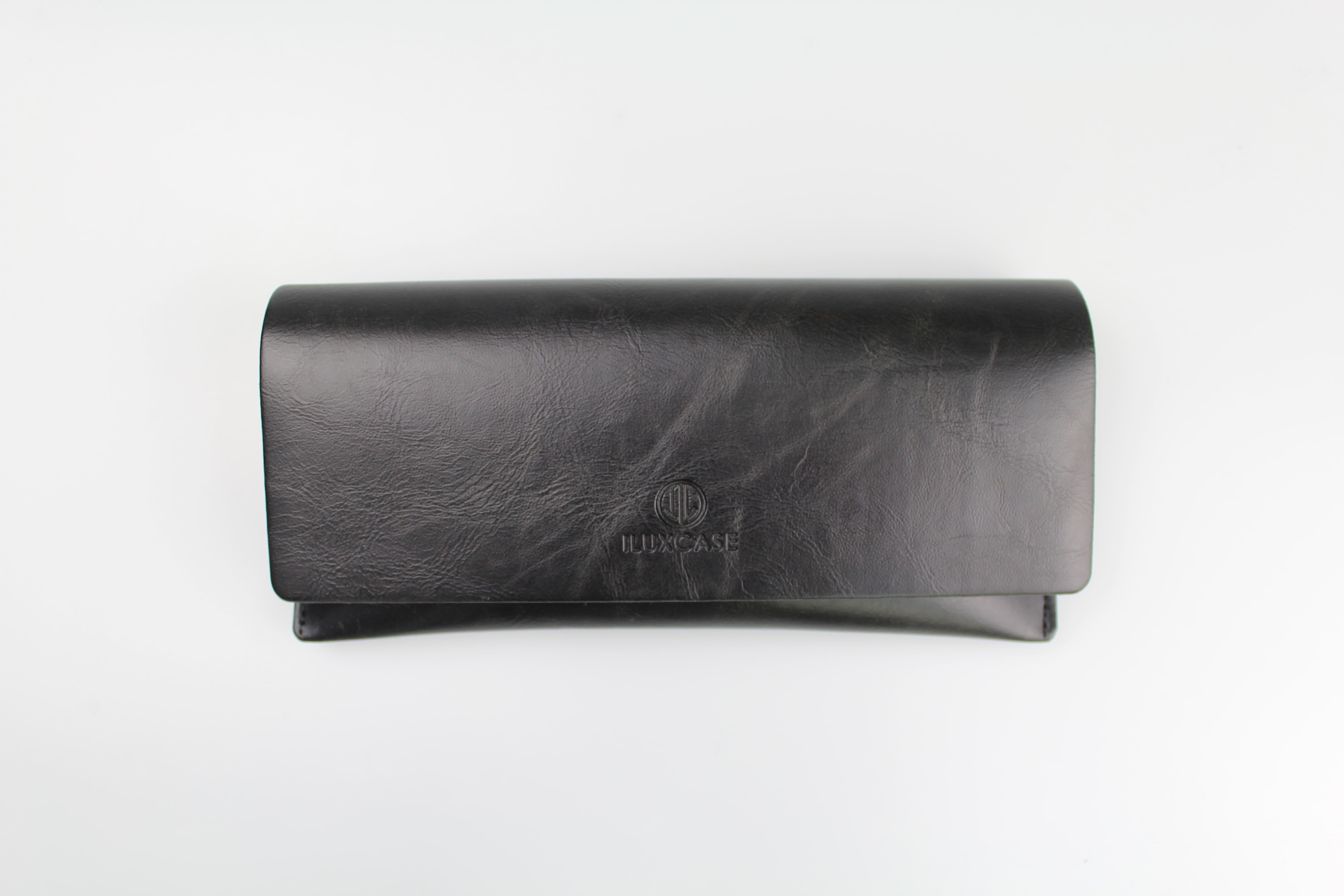 Etui à lunettes semi-rigide en cuir ou similicuir noir avec rabat rectangulaire - fermoir à aimant