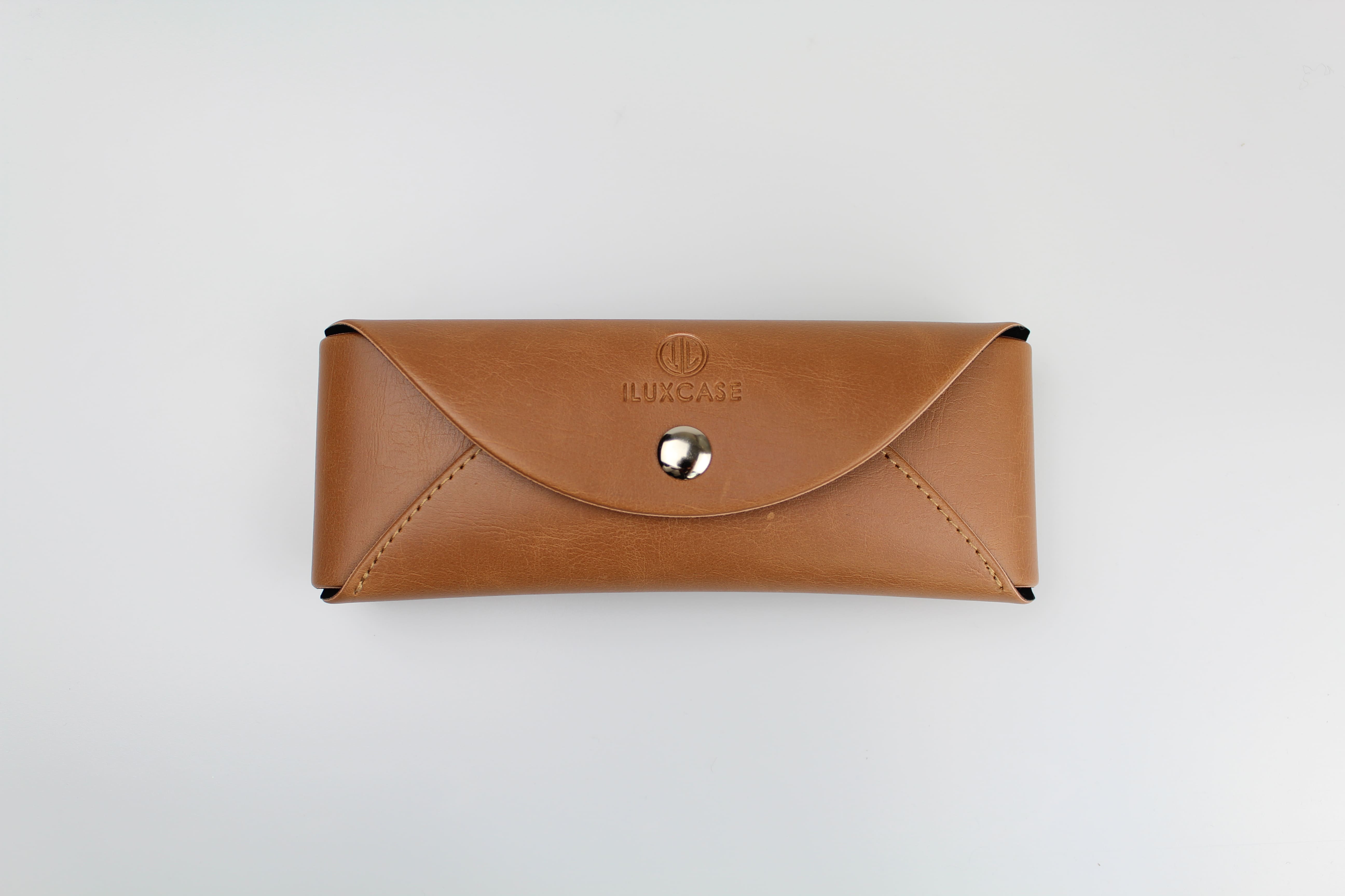 Etui à lunettes semi rigide à rabat arrondi en en cuir ou simili cuir marron - fermoir à bouton pression