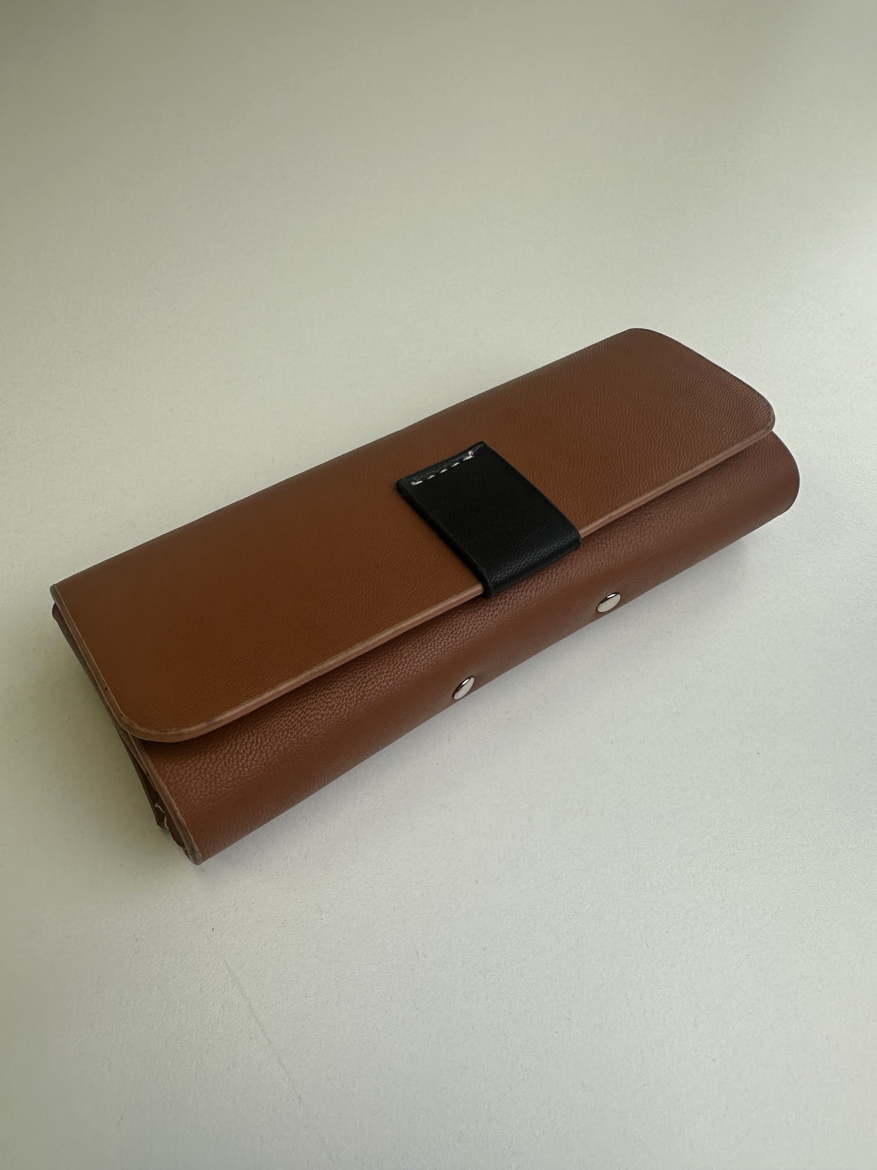 Étui à lunettes rigide de forme pochette verticale (large) en cuir ou similicuir à rabat à aimant