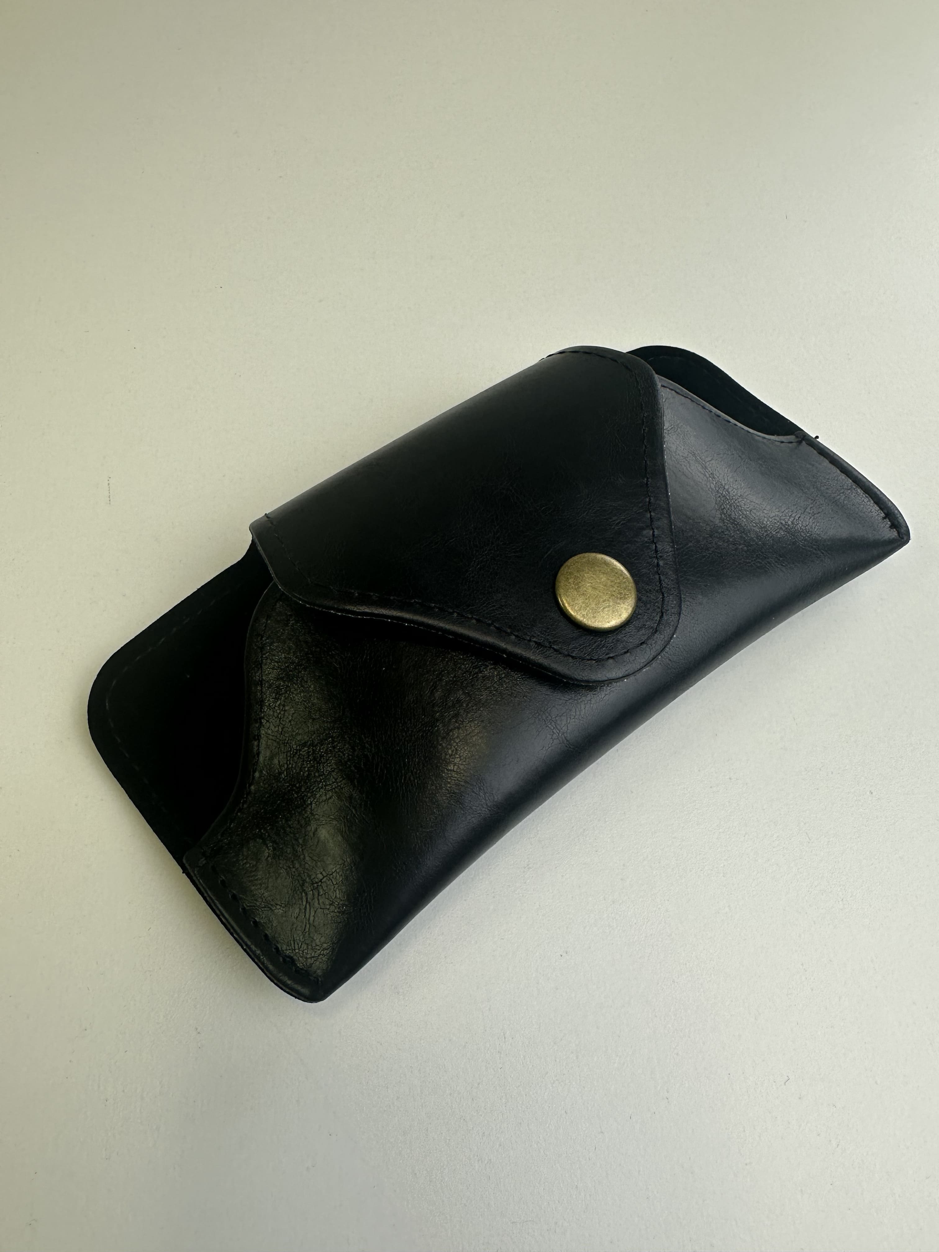 Etui à lunettes souple en cuir ou en simili cuir noir à rabat arrondi - fermoir à aimant