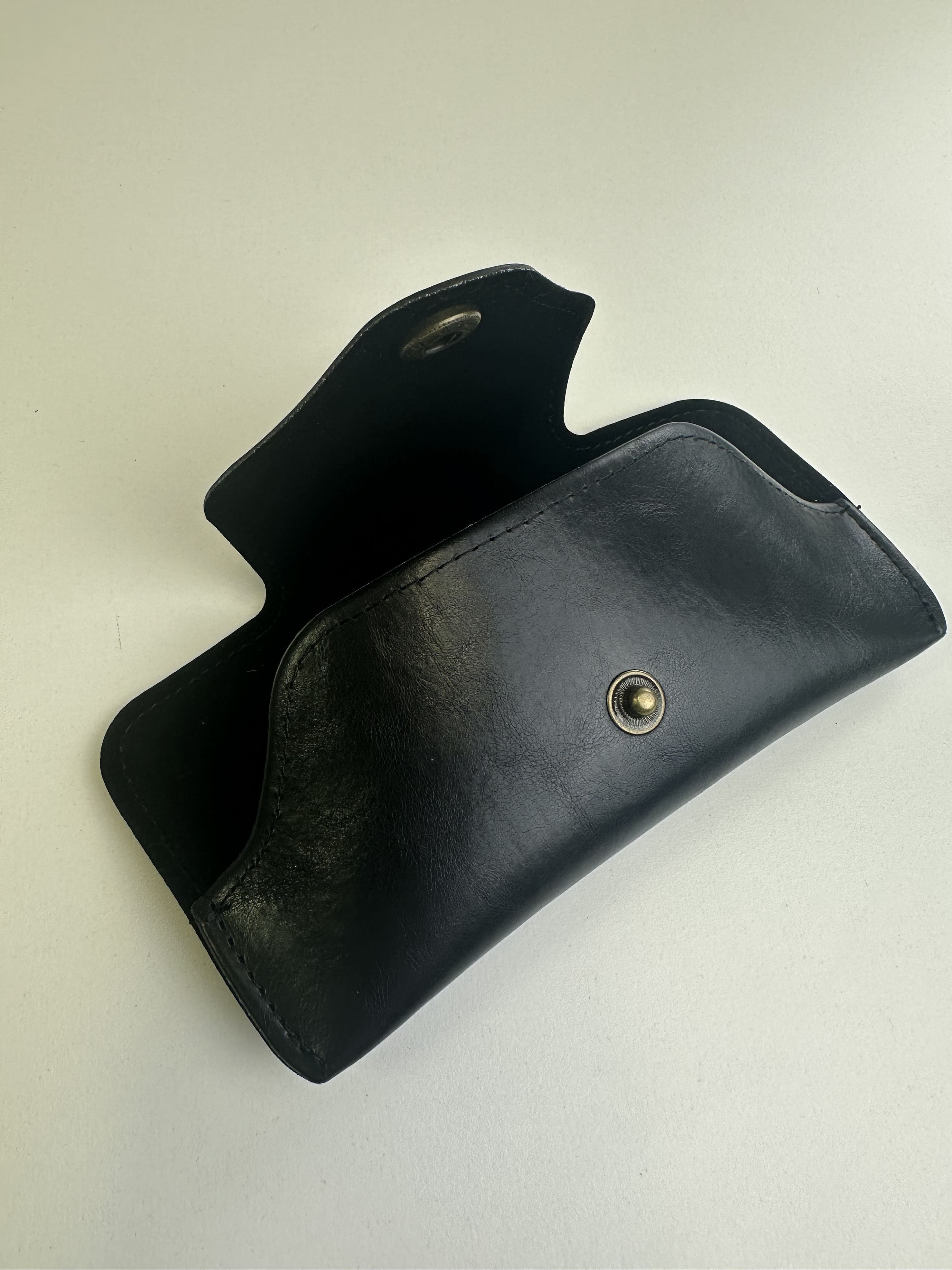 Etui à lunettes souple en cuir ou en simili cuir noir à rabat arrondi - fermoir à aimant