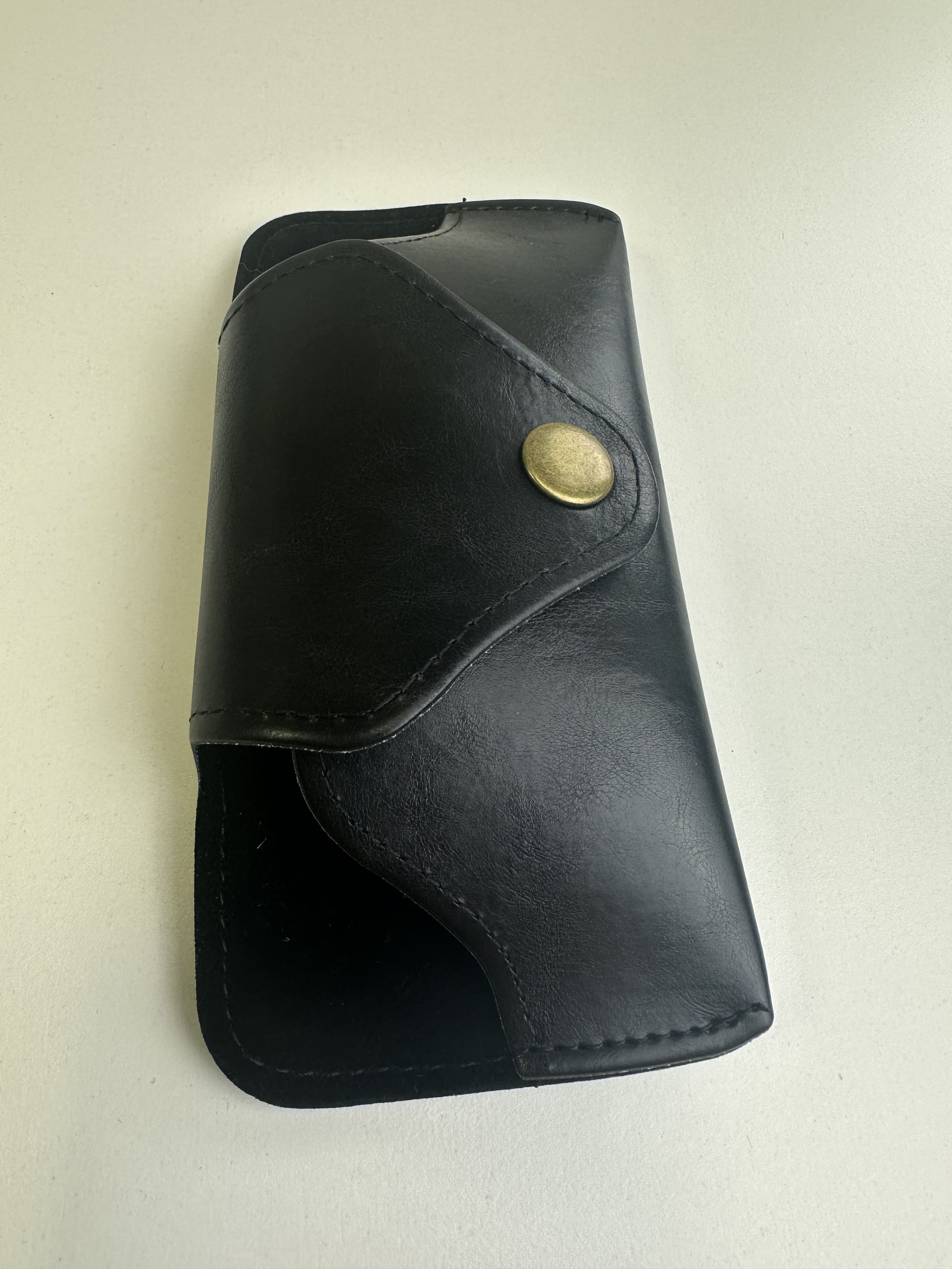 Etui à lunettes souple en cuir ou en simili cuir noir à rabat arrondi - fermoir à aimant