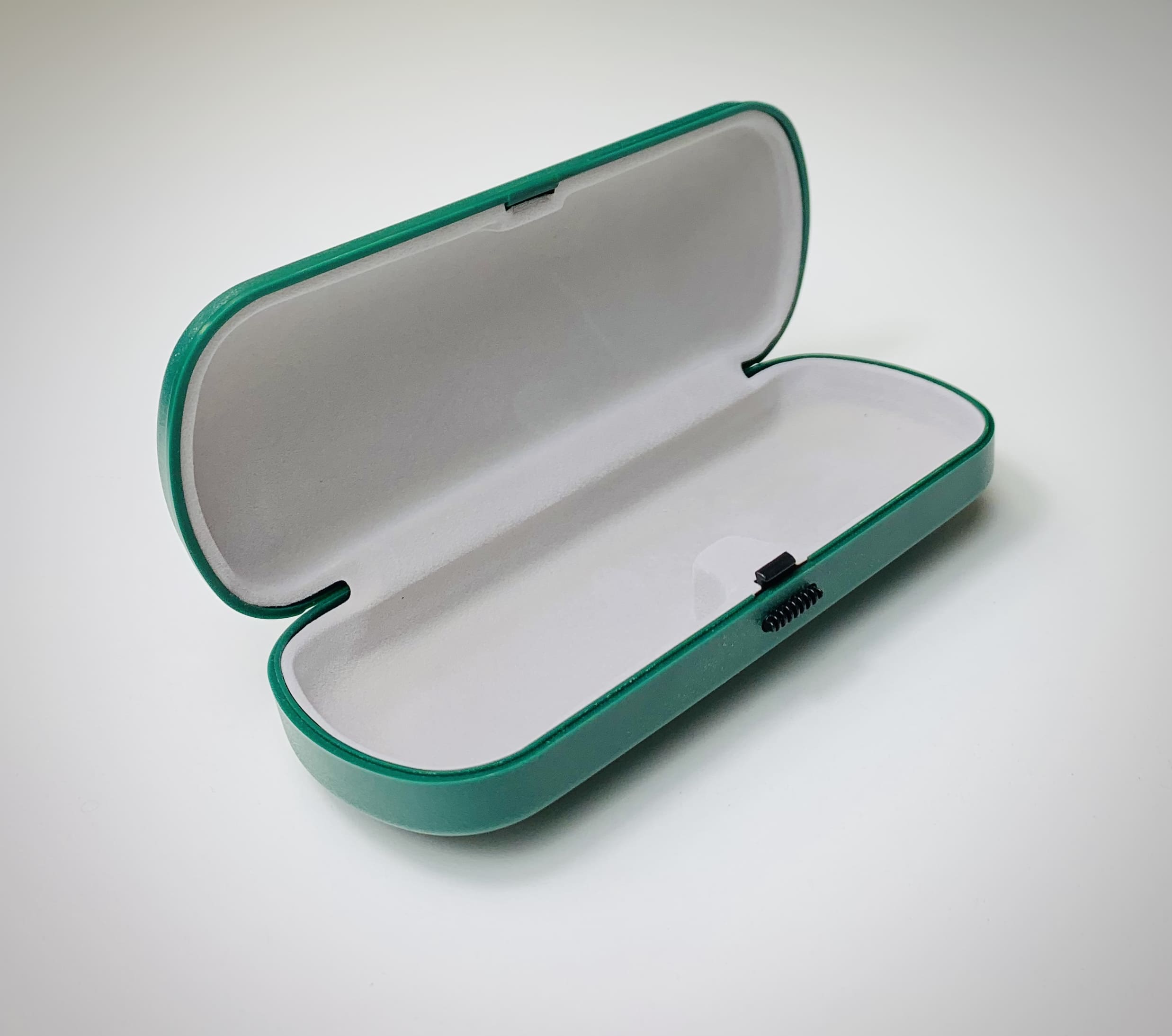 Étui à lunettes rigide en métal de forme rectangulaire et peu bombée- fermoir à charnière