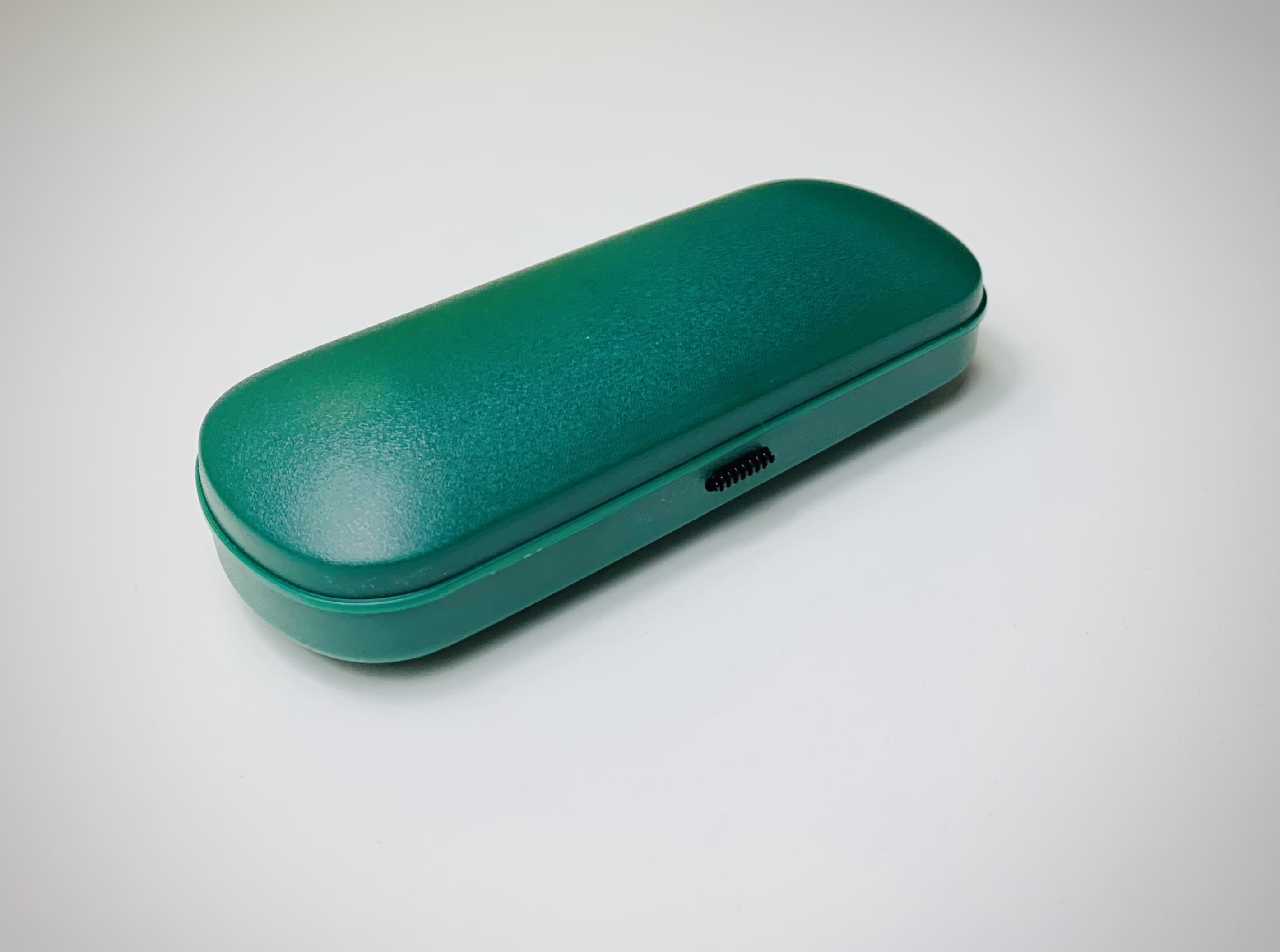 Étui à lunettes rigide en plastique recyclé de forme rectangulaire et peu bombée- fermoir à charnière