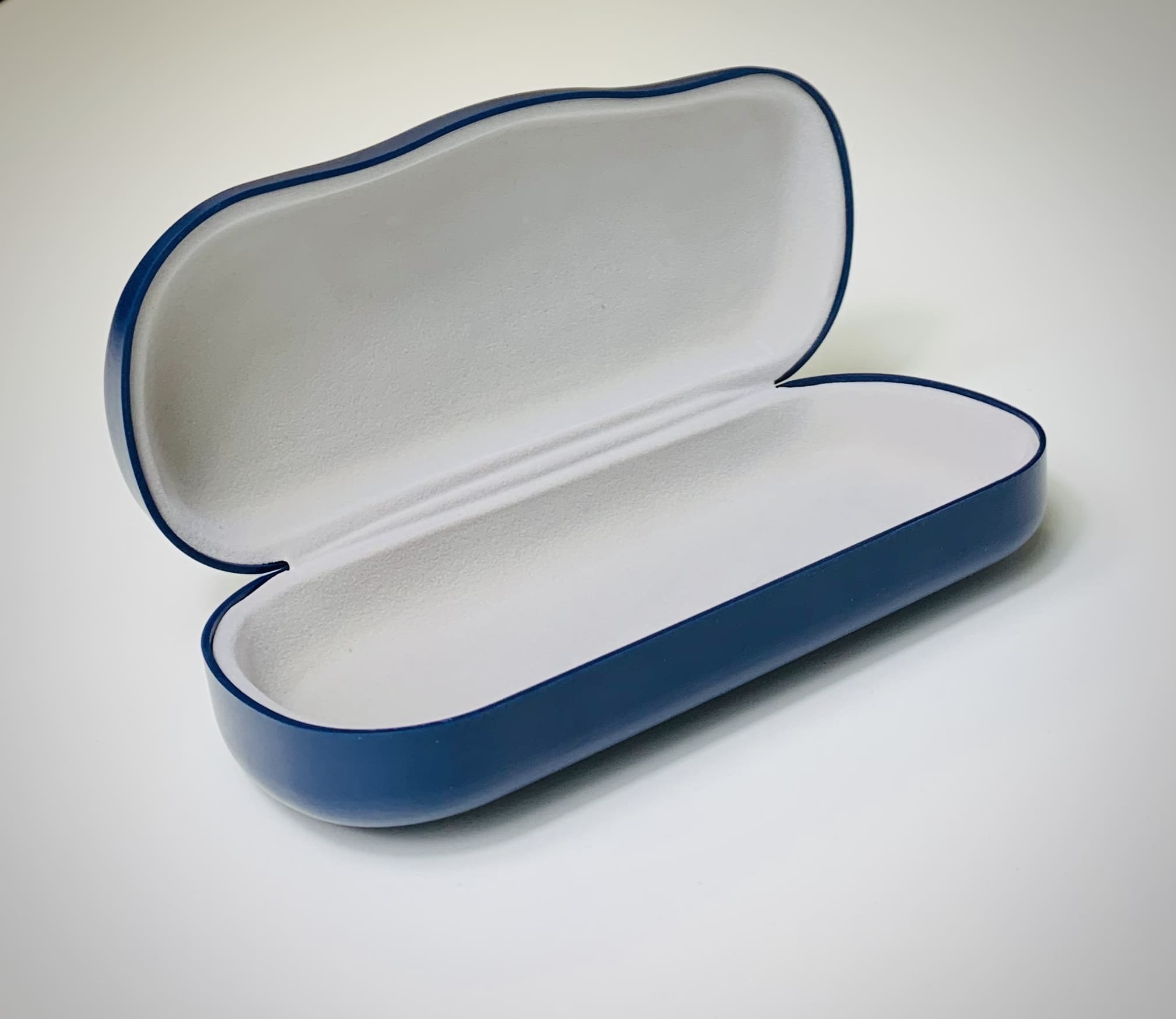 Étui à lunettes rigide en métal de forme rectangulaire et peu bombée- fermoir à charnière