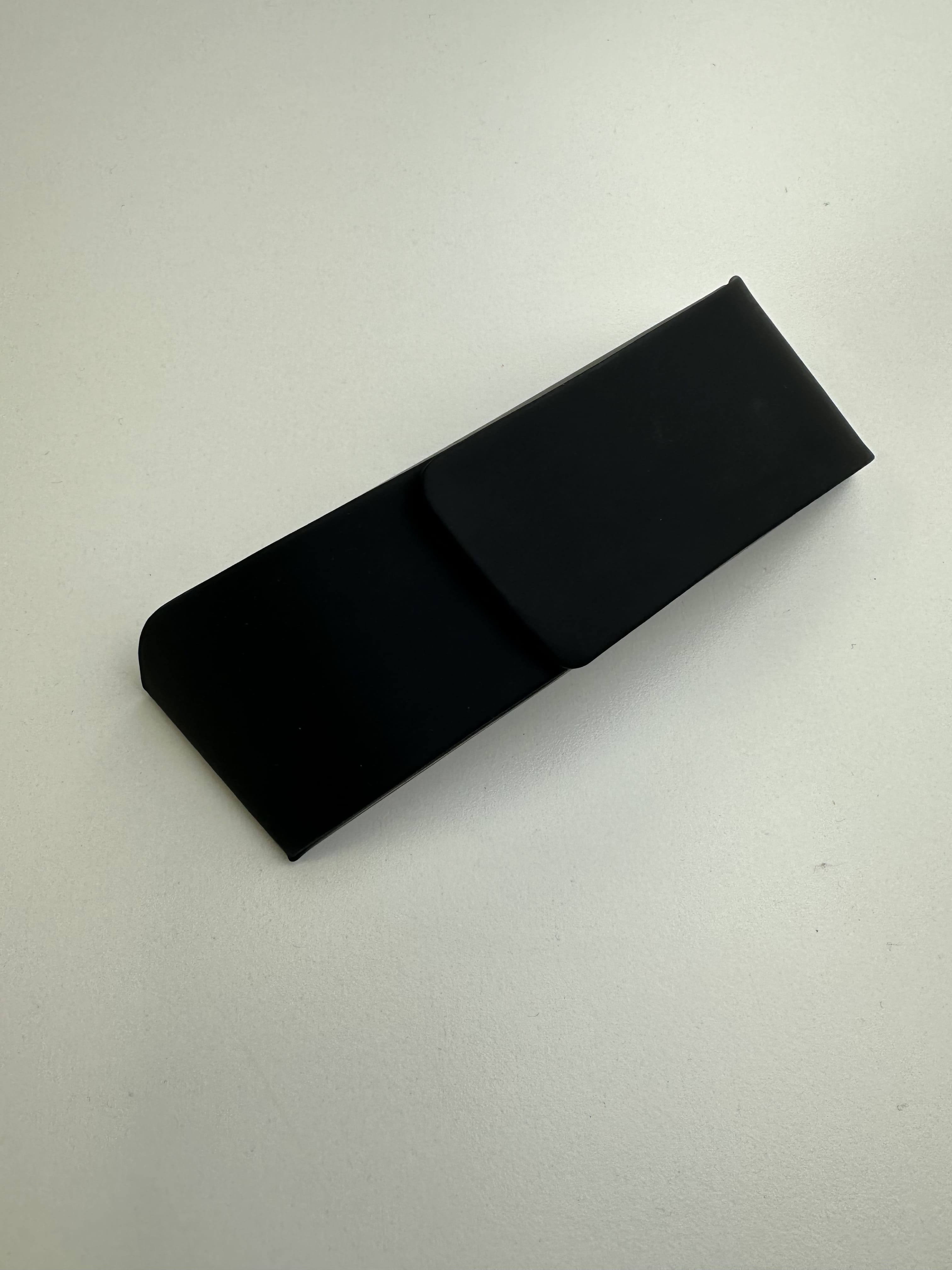 Étui à lunettes rigide de forme pochette verticale large bombée en cuir ou simili cuir à rabat à aimant