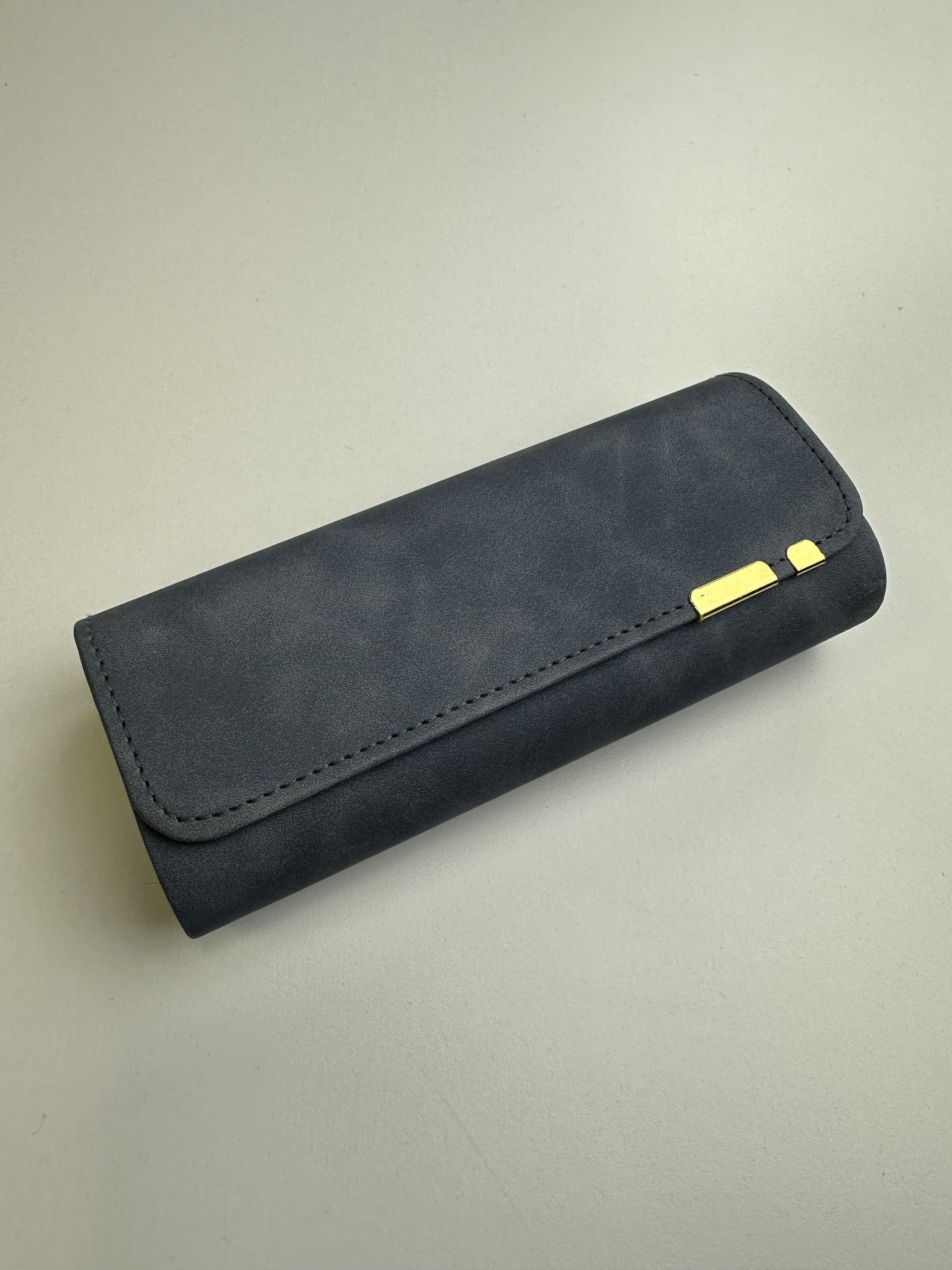 Étui à lunettes rigide en cuir ou similicuir bleu à rabat à languette métallique - fermoir à aimant