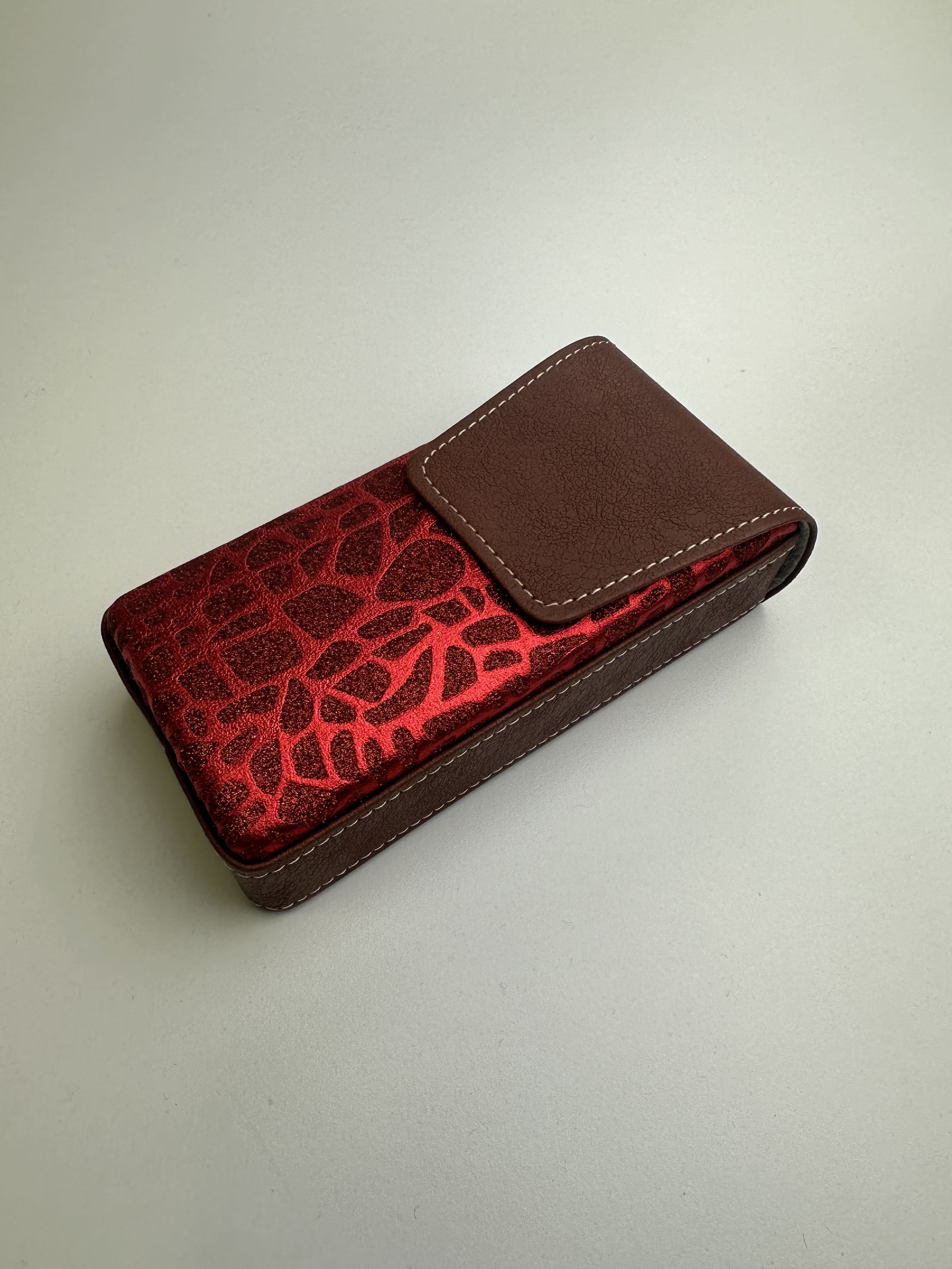Étui à lunettes rigide de forme pochette verticale large bombée en cuir ou simili cuir à rabat à aimant