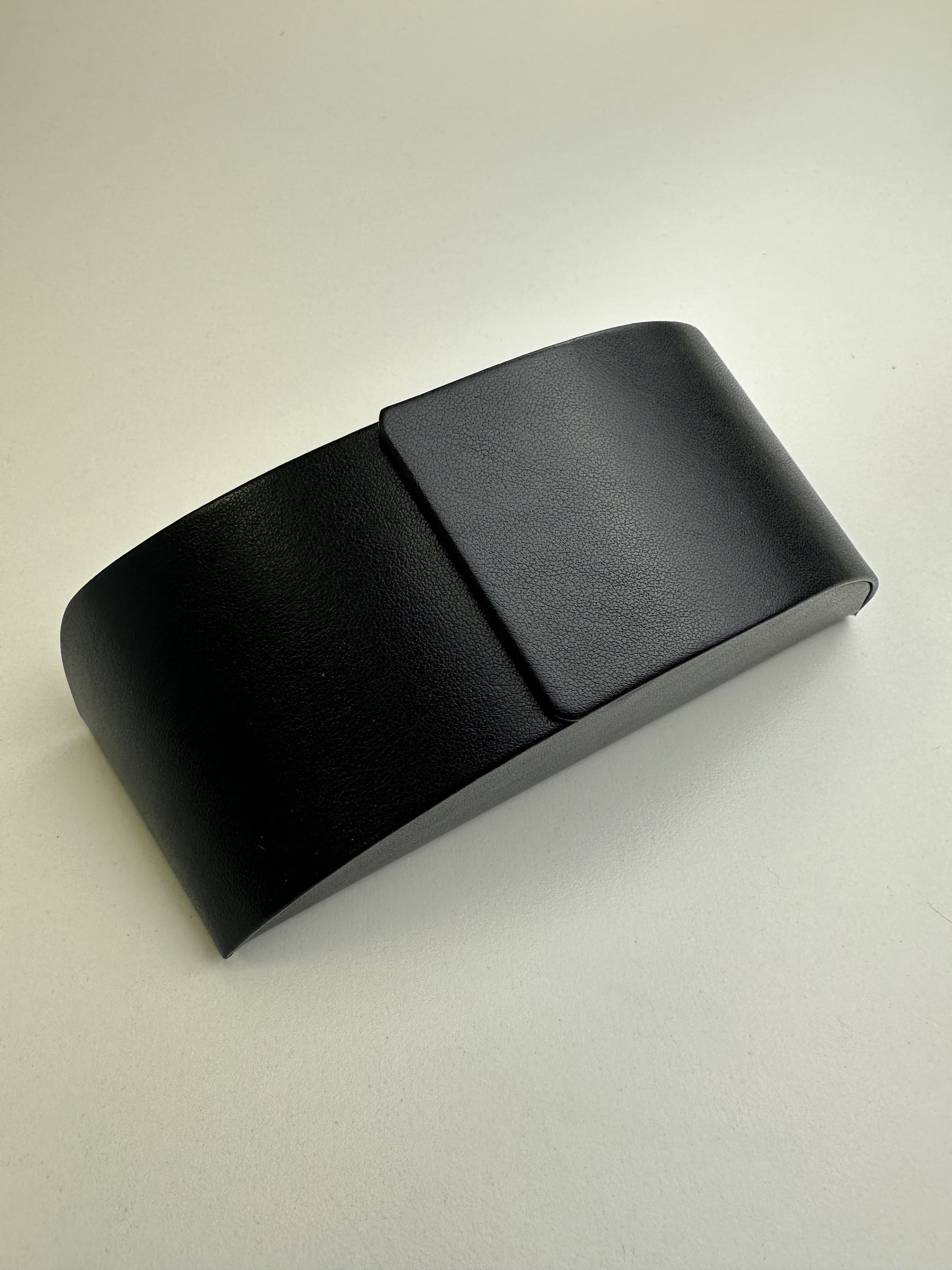 Étui à lunettes rigide de forme pochette verticale extra large bombée en cuir ou simili cuir à rabat à aimant