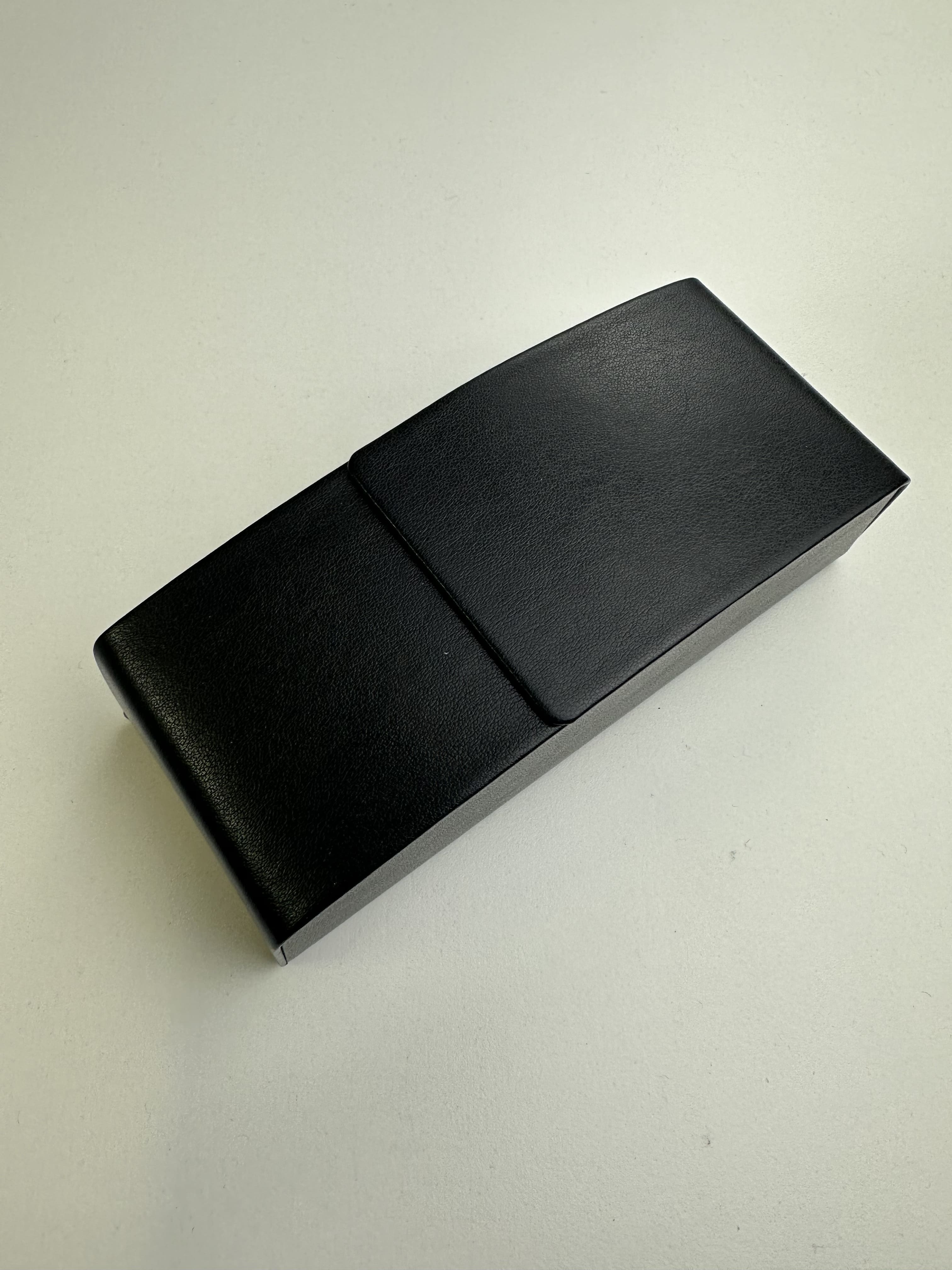 Étui à lunettes rigide de forme pochette verticale bombée en cuir ou simili cuir à rabat à aimant