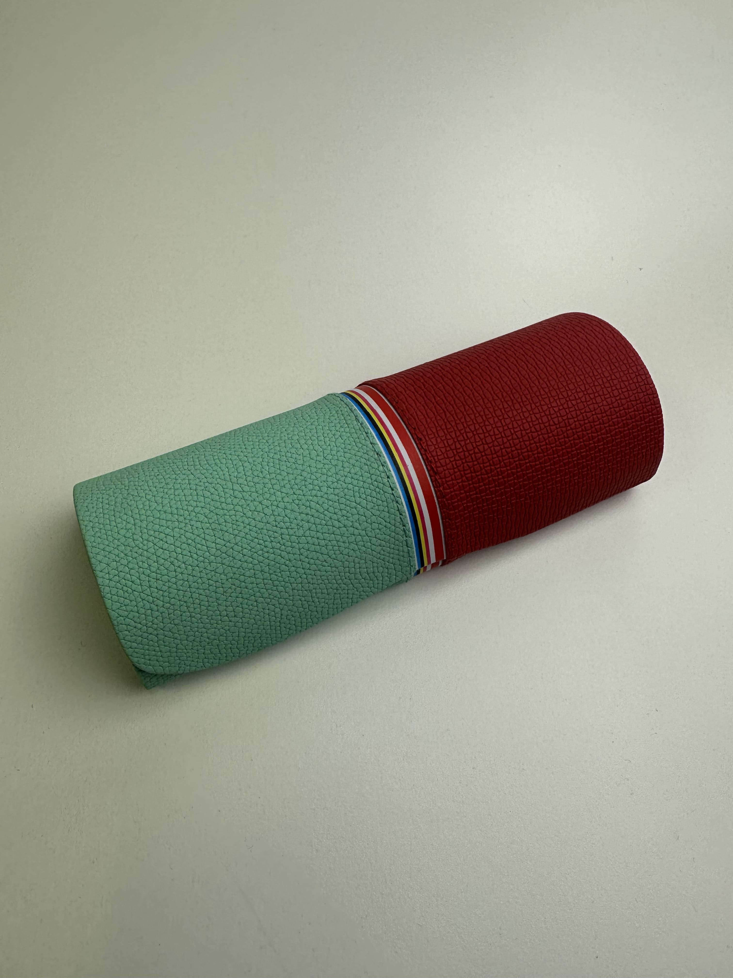 Étui à lunettes rigide en cuir ou similicuir à rabat avec coutures - fermoir à aimant