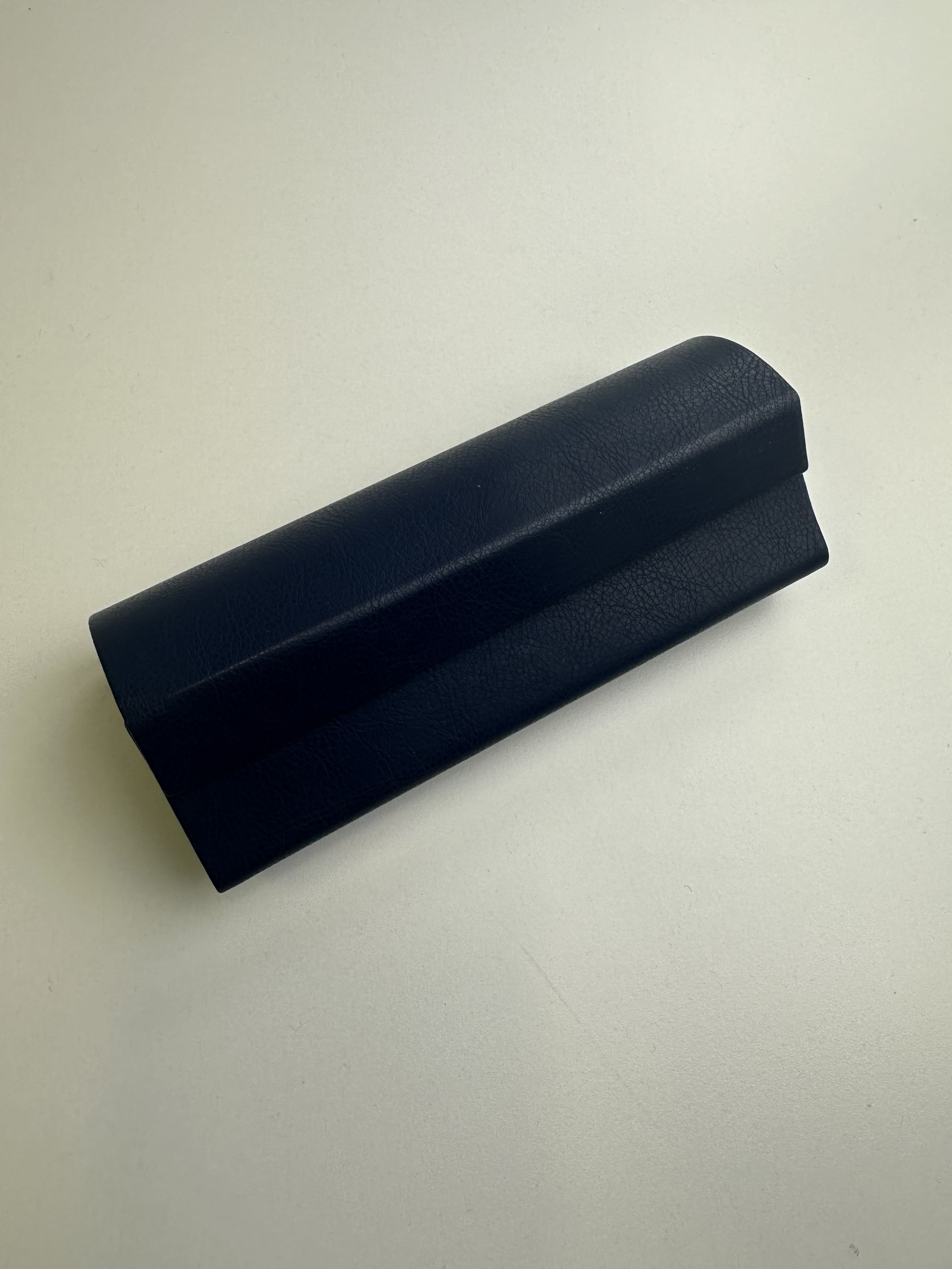 Étui à lunettes rigide en cuir ou similicuir noir à rabat rectangulaire - fermoir à aimant