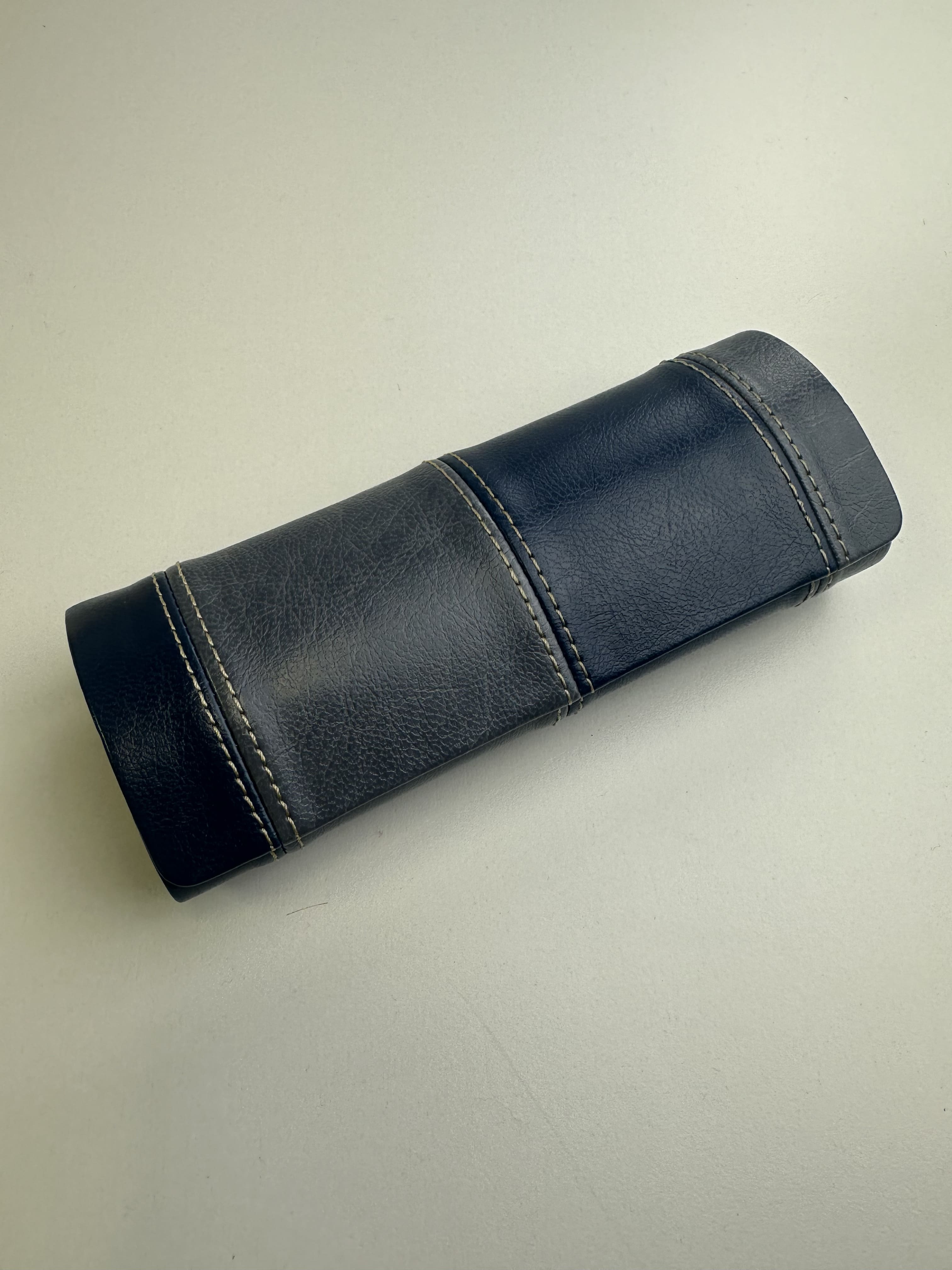 Étui à lunettes rigide en cuir ou similicuir à rabat avec coutures - fermoir à aimant