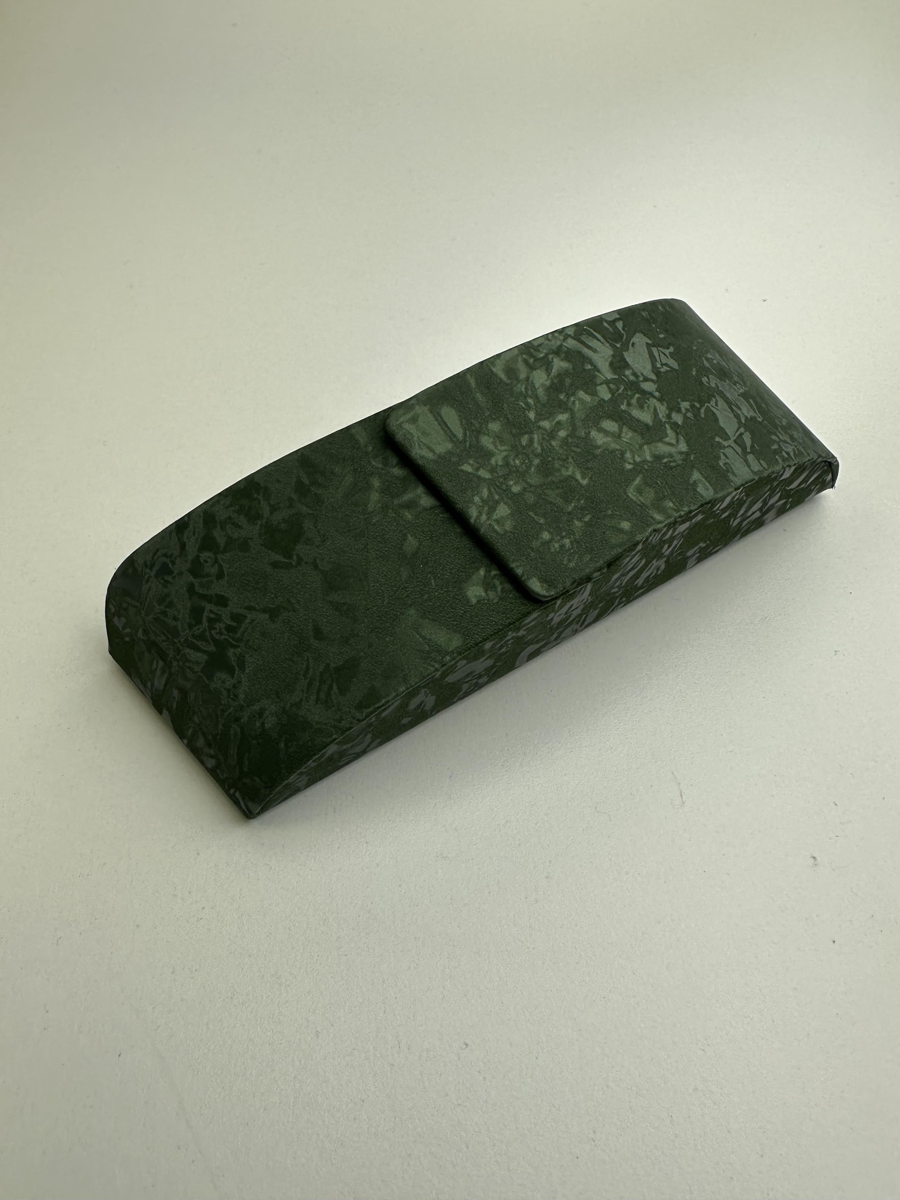 Étui à lunettes rigide de forme pochette verticale bombée en cuir ou simili cuir à rabat à aimant