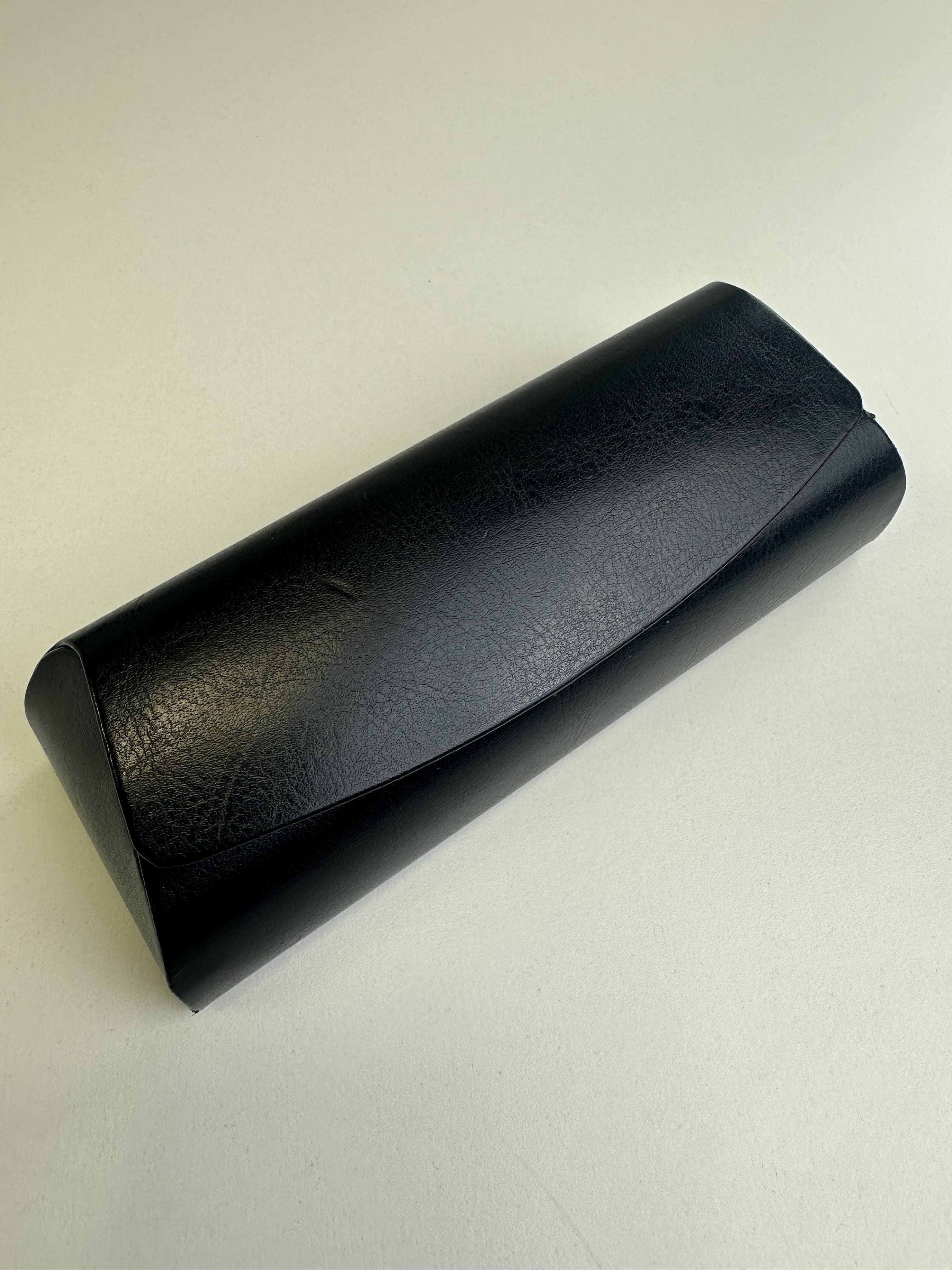 Étui à lunettes rigide en cuir ou similicuir à rabat arrondi - fermoir à aimant