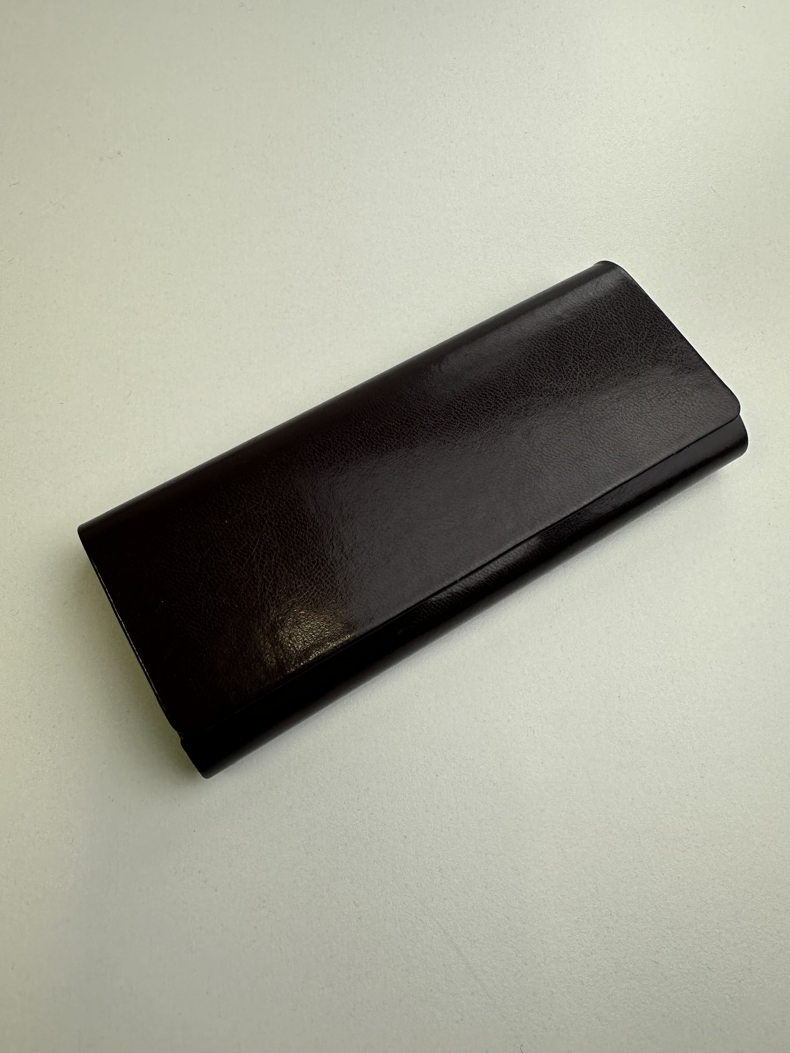 Étui à lunettes rigide extra plat en cuir ou similicuir à rabat rectangulaire - fermoir à aimant