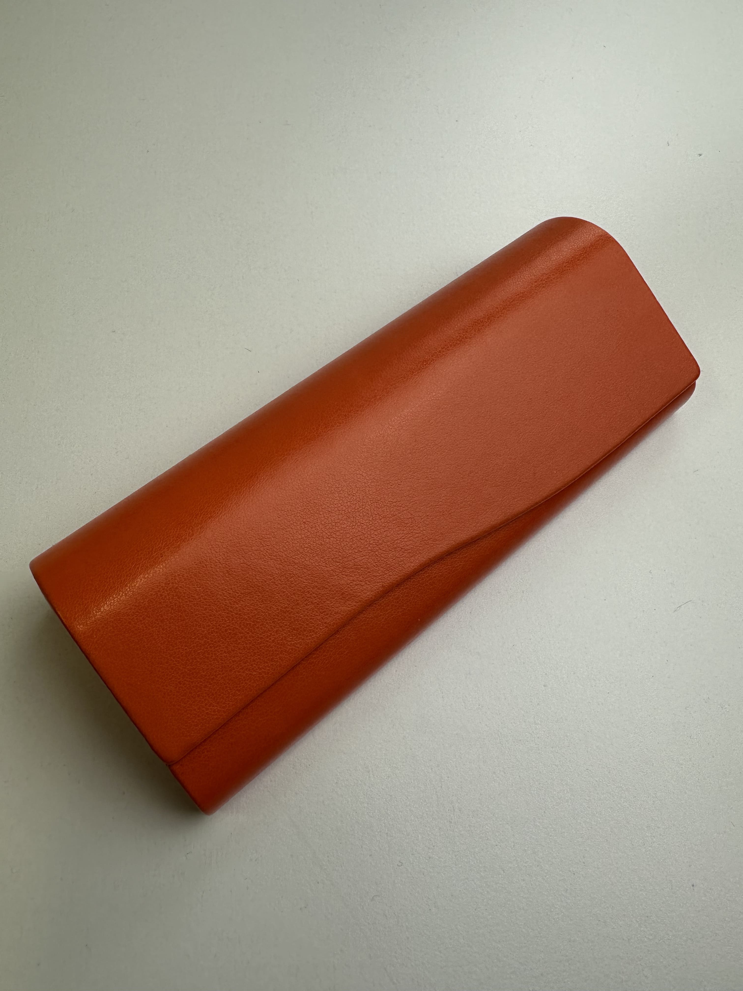 Étui à lunettes rigide en cuir ou similicuir cognac à rabat incurvé - fermoir à aimant