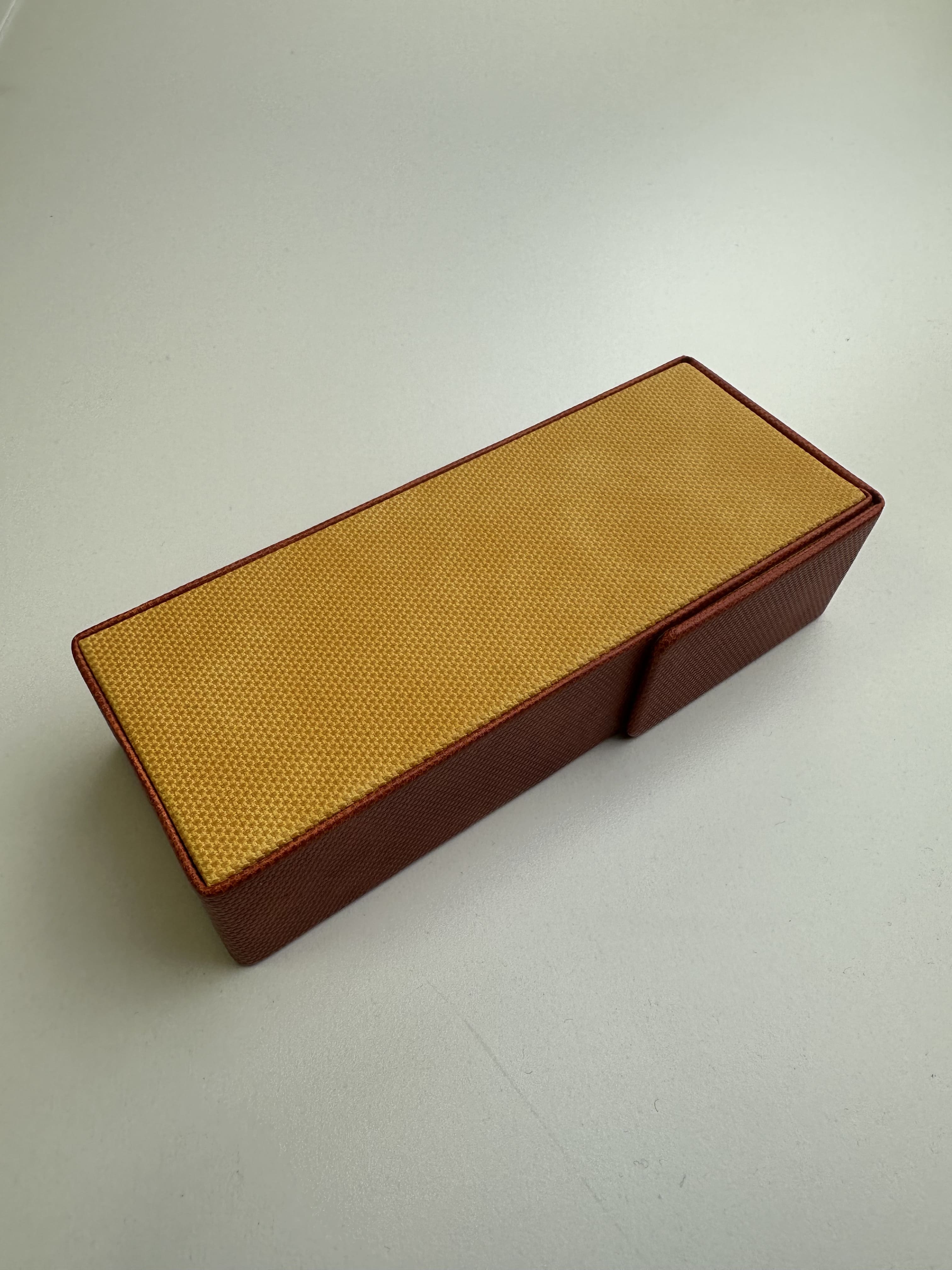 Étui à lunettes rigide extra plat en cuir ou similicuir à rabat rectangulaire - fermoir à aimant