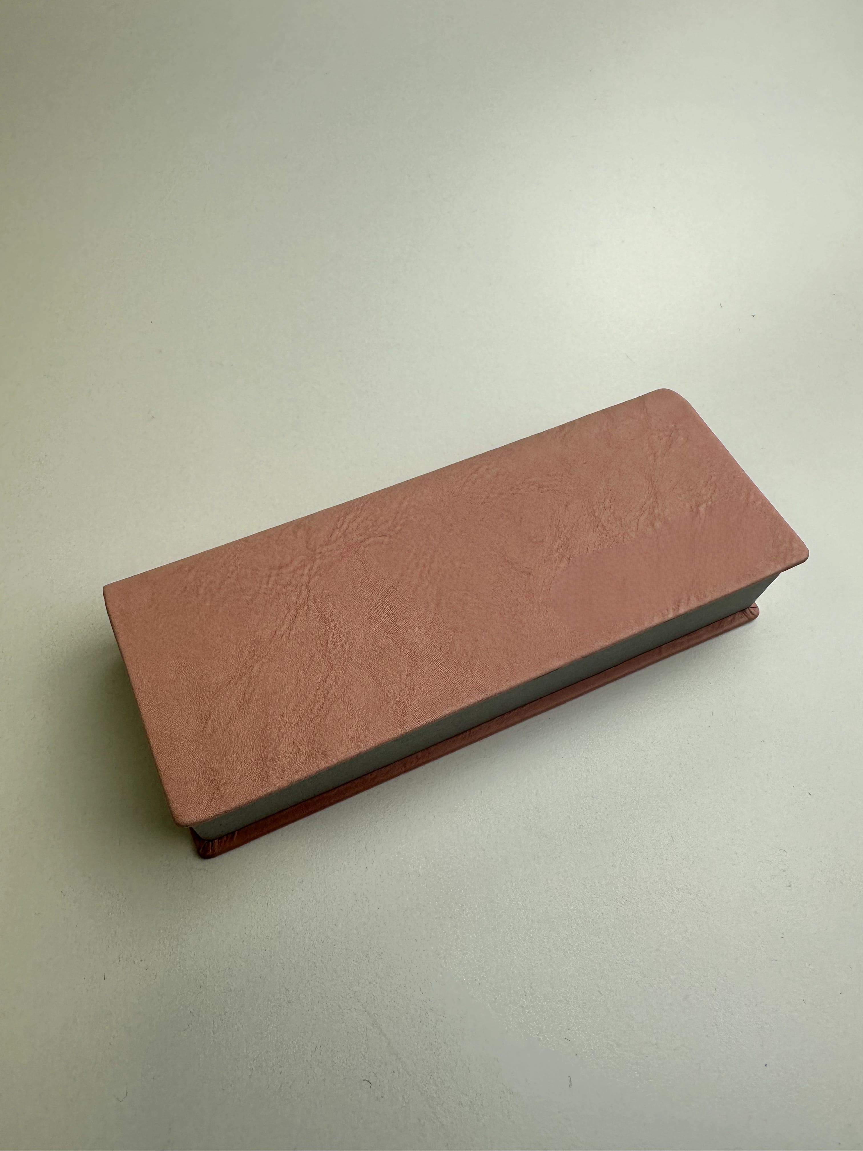 Étui à lunettes rigide en cuir ou similicuir à rabat rectangulaire - fermoir à aimant