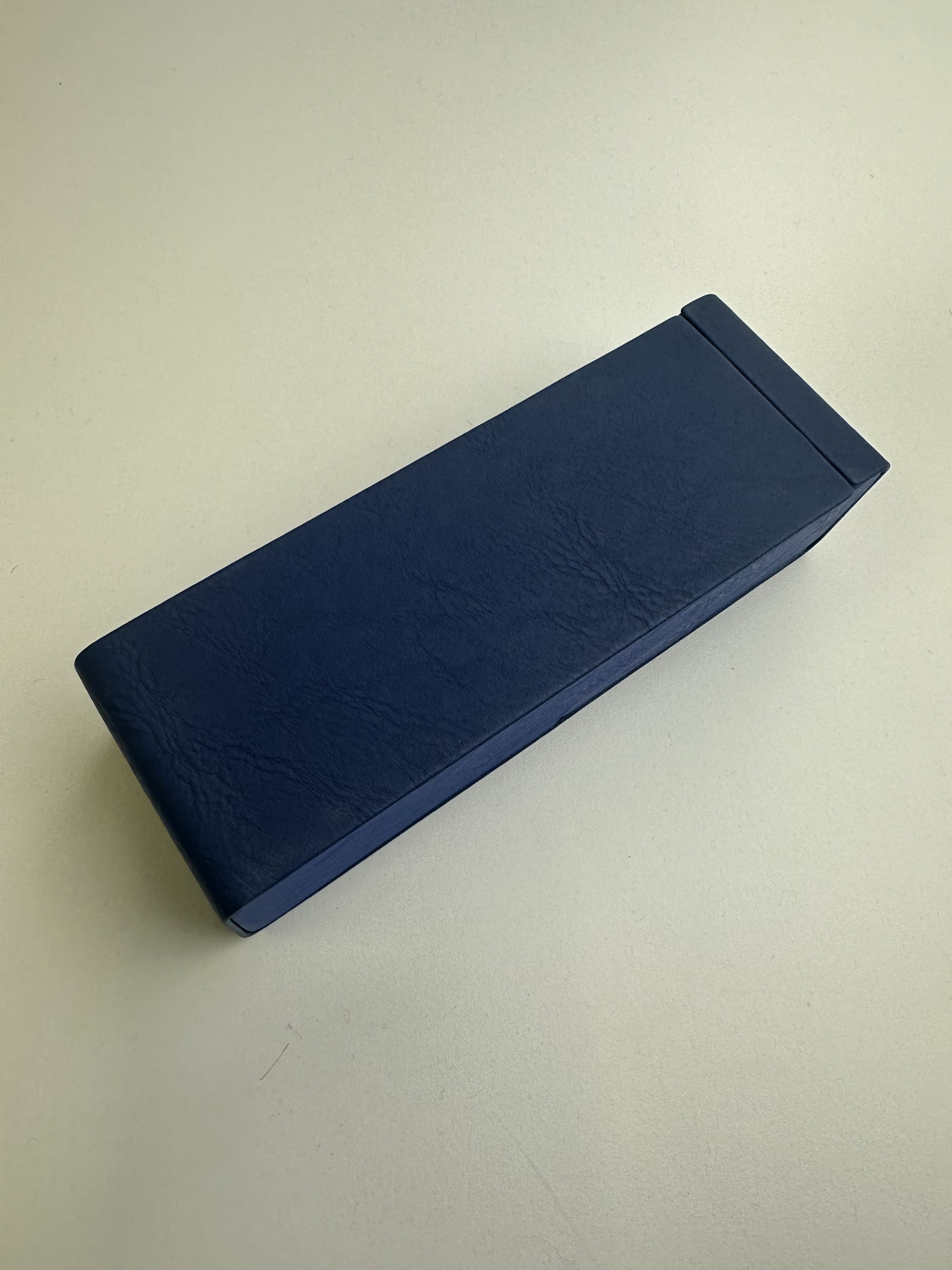 Étui à lunettes rigide extra plat en cuir ou similicuir à rabat rectangulaire - fermoir à aimant