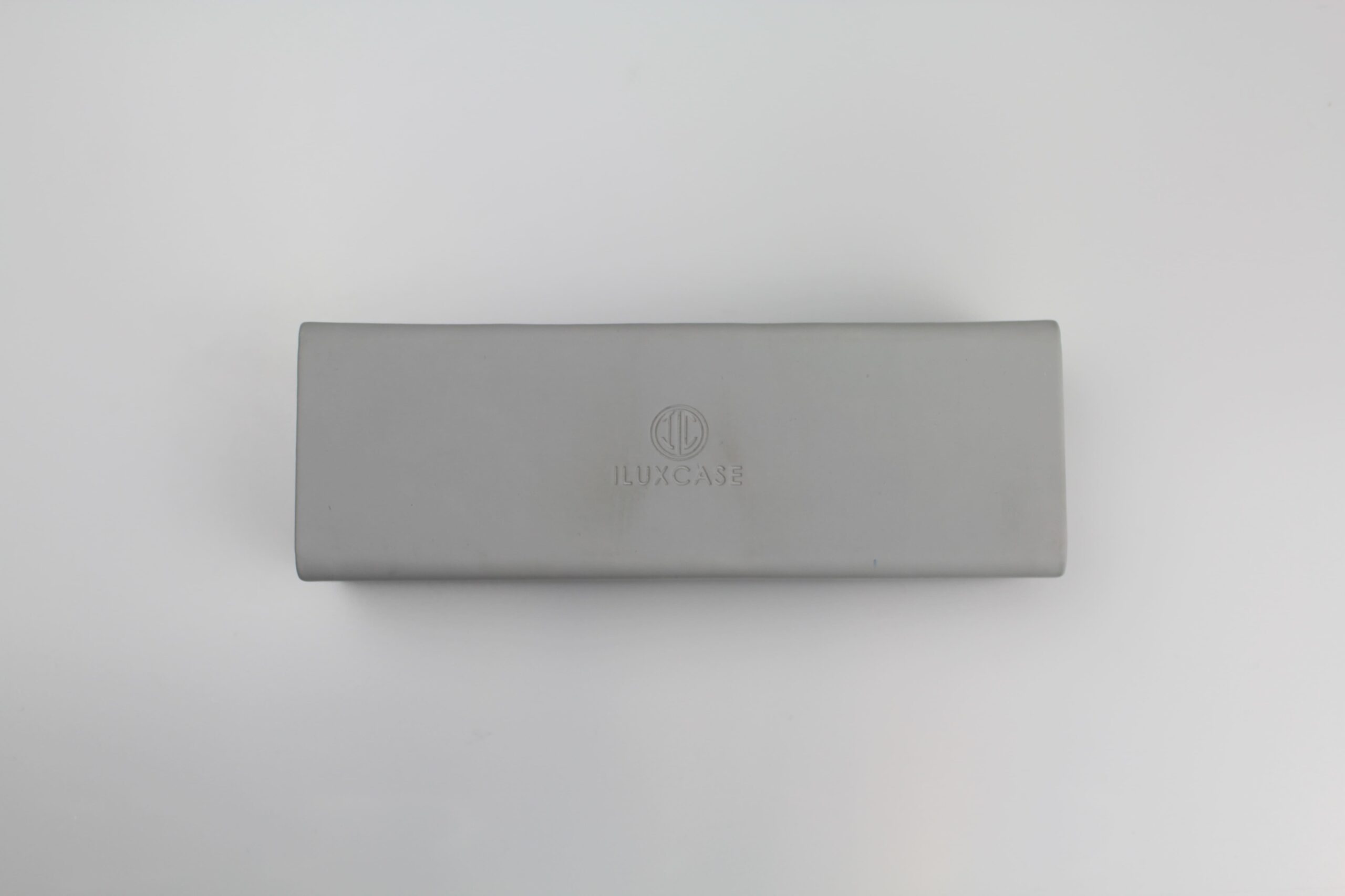 Étui à lunettes rigide rectangulaire en cuir ou similicuir lisse gris à rabat pliable - fermoir à aimant