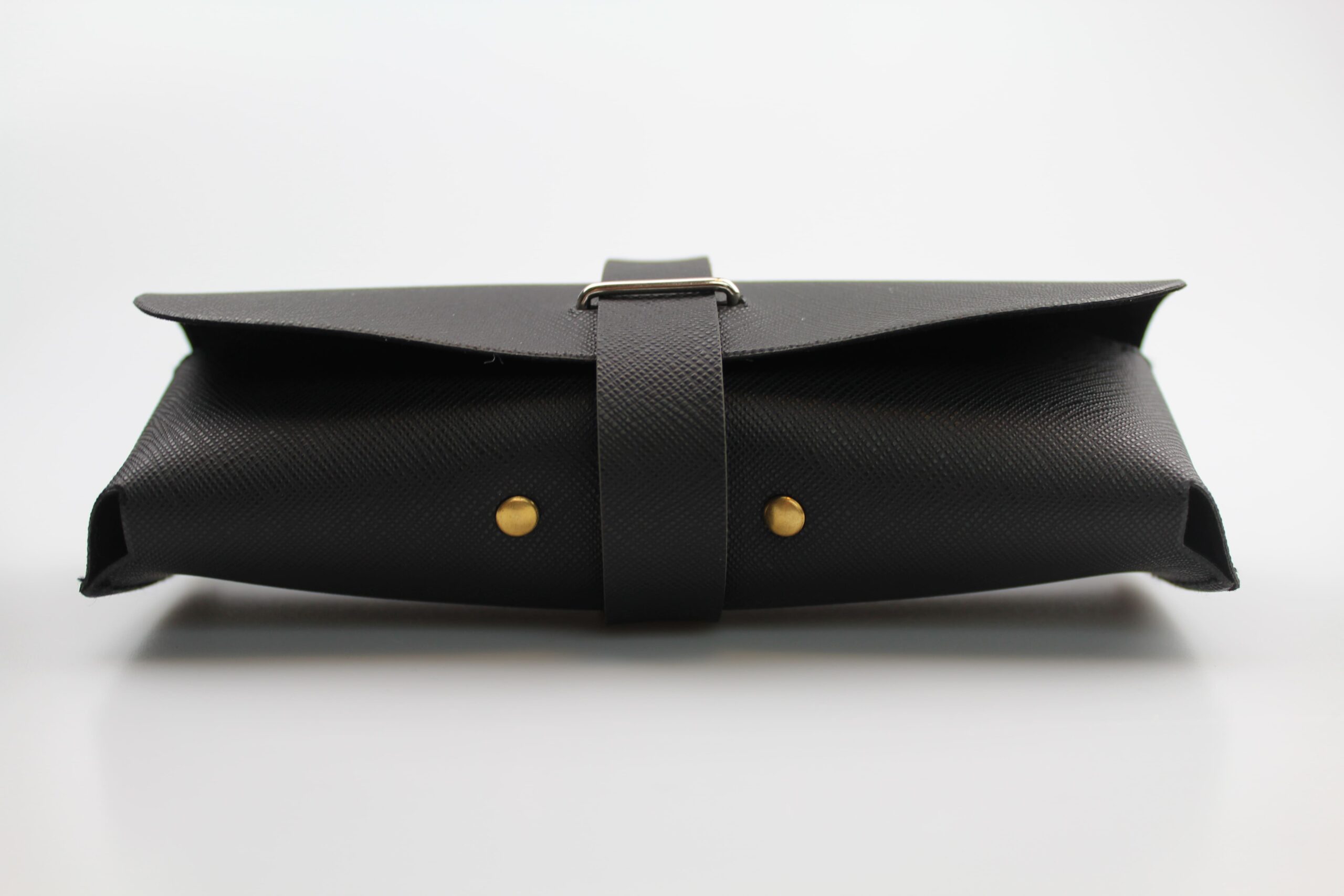 Etui à lunettes semi-rigide en cuir ou similicuir noir - fermeture languette