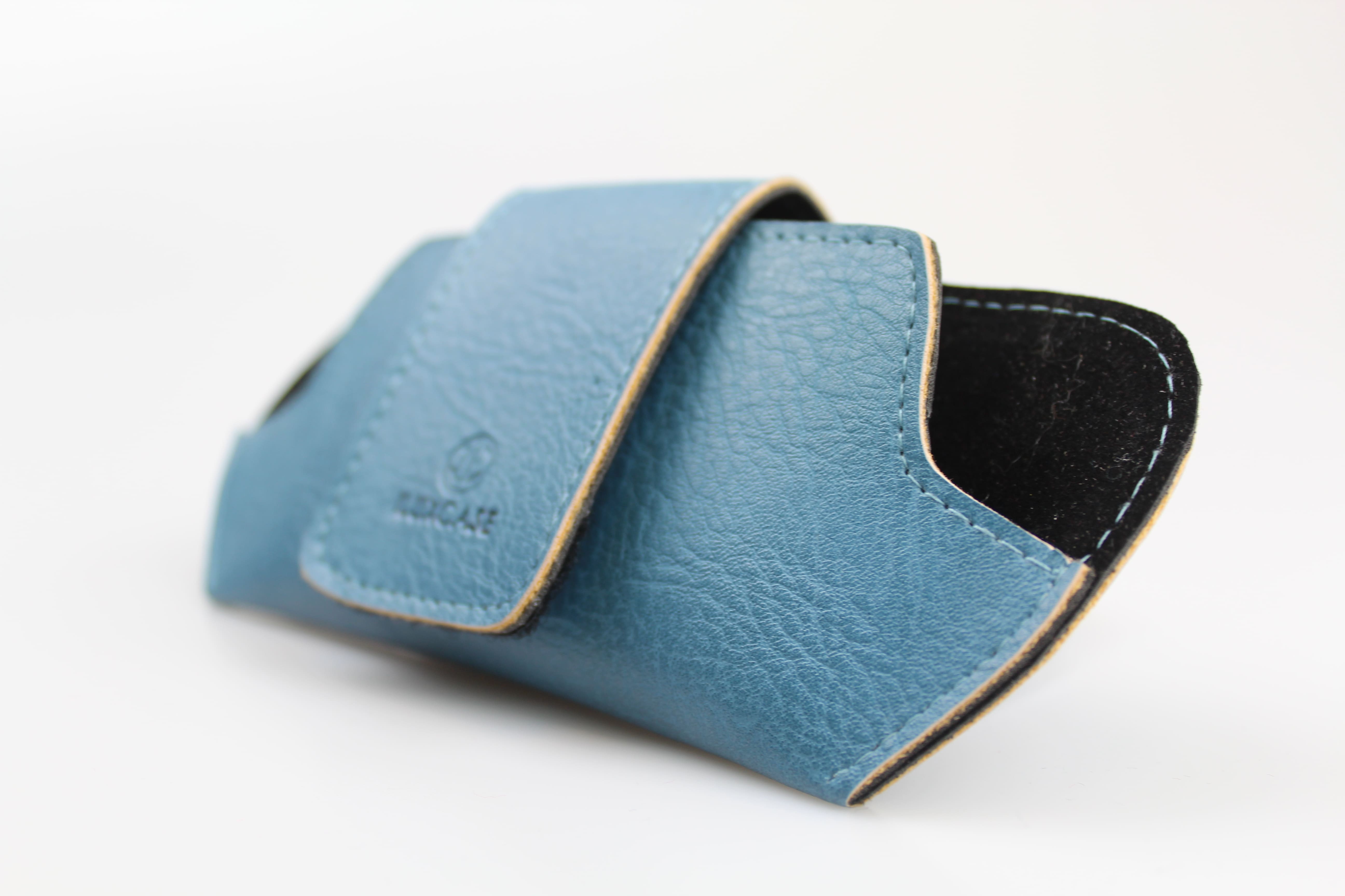 Etui à lunettes semi-rigide en cuir ou en simili cuir grainé à rabat géométrique arrondi - fermoir à aimant