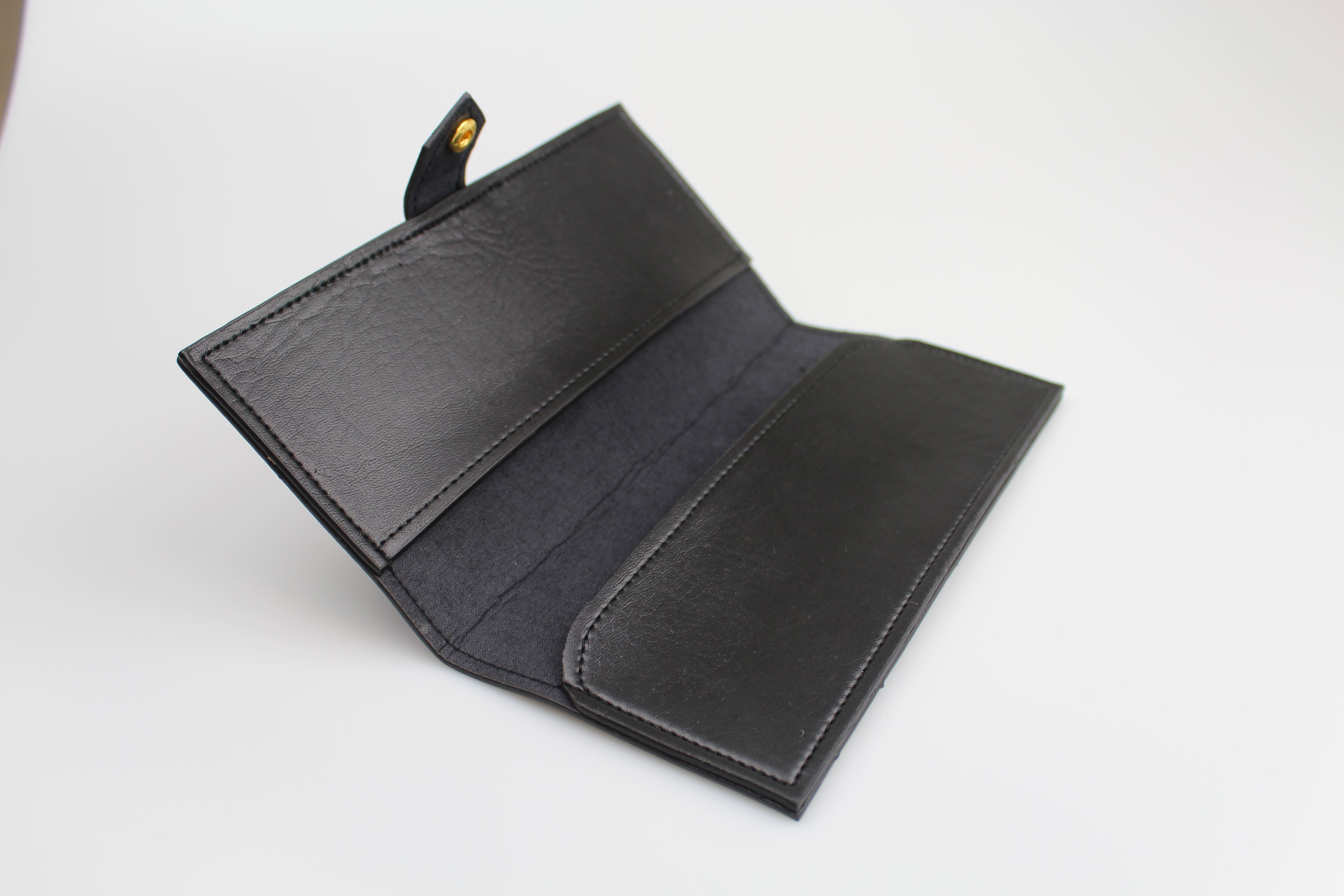 Étui à lunettes rigide de forme pochette verticale en cuir ou similicuir à rabat à pression