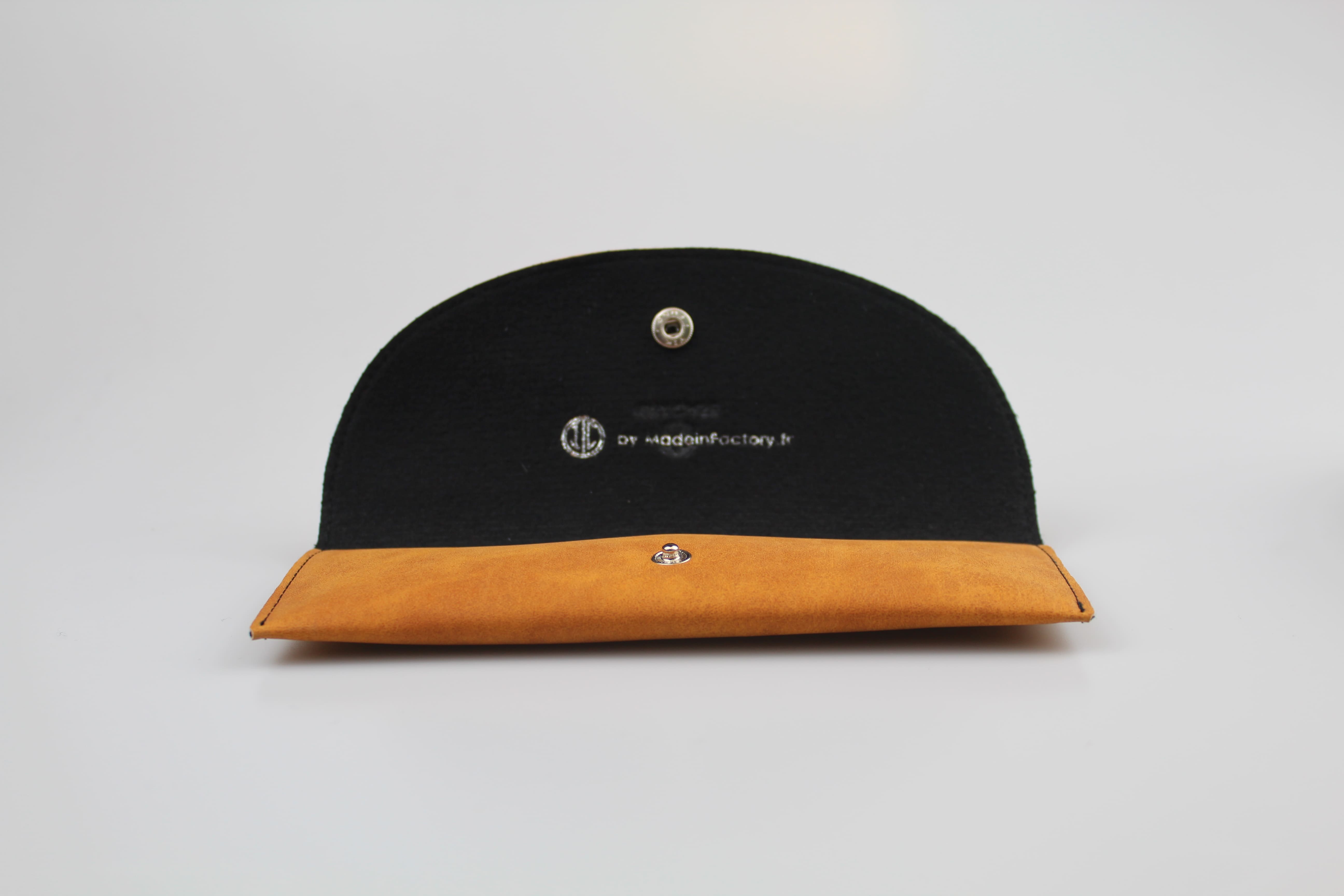 Etui à lunettes souple en simili cuir ou cuir véritable camel à rabat arrondi