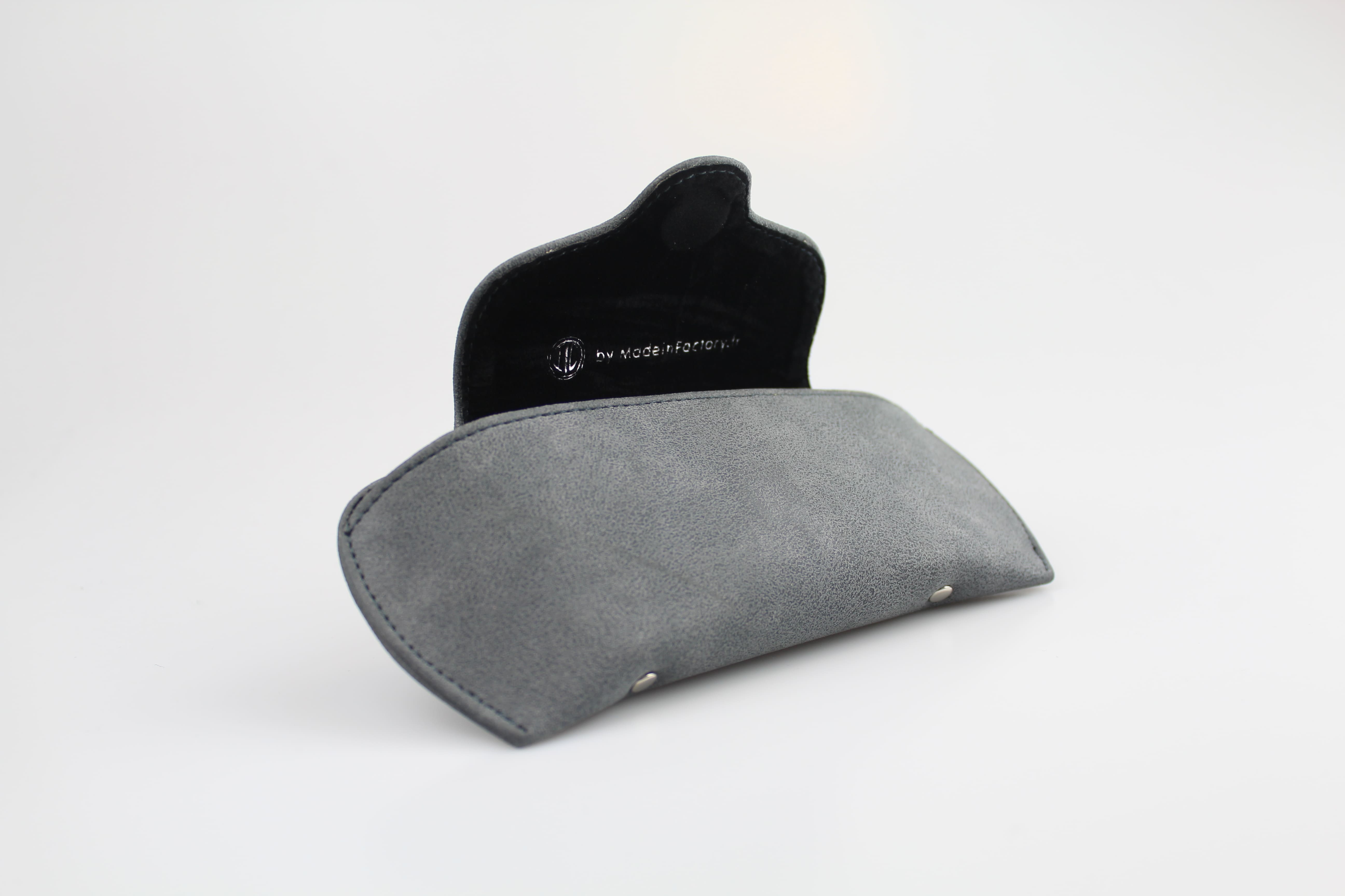 Etui à lunettes souple en cuir ou en simili cuir gris à rabat géométrique arrondi - fermoir à aimant