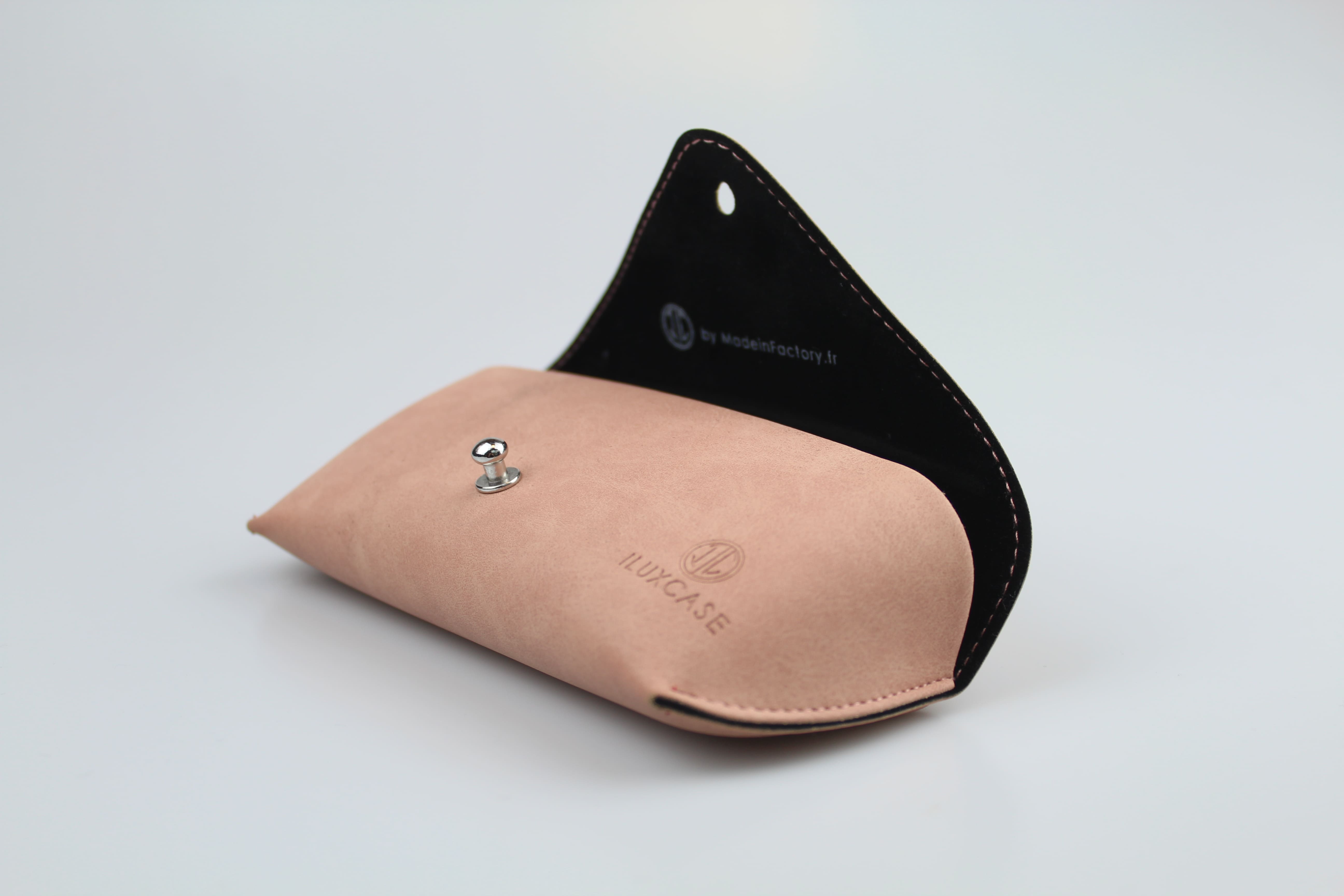 Etui à lunettes semi-rigide en cuir ou similicuir saumon à rabat triangulaire - fermoir à clou