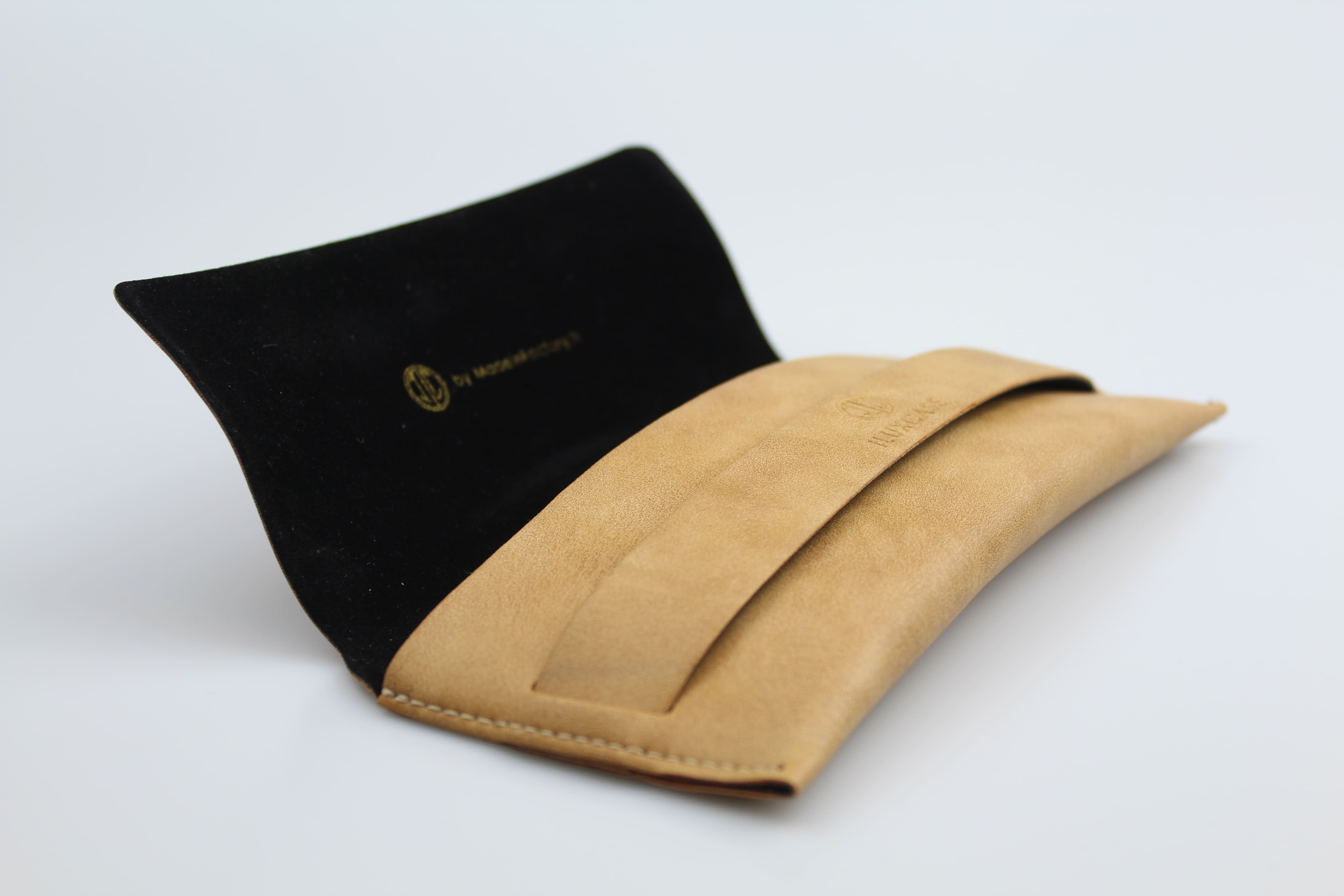 Etui à lunettes semi-rigide en cuir ou similicuir rouge avec rabat rectangulaire - fermoir à bandelette