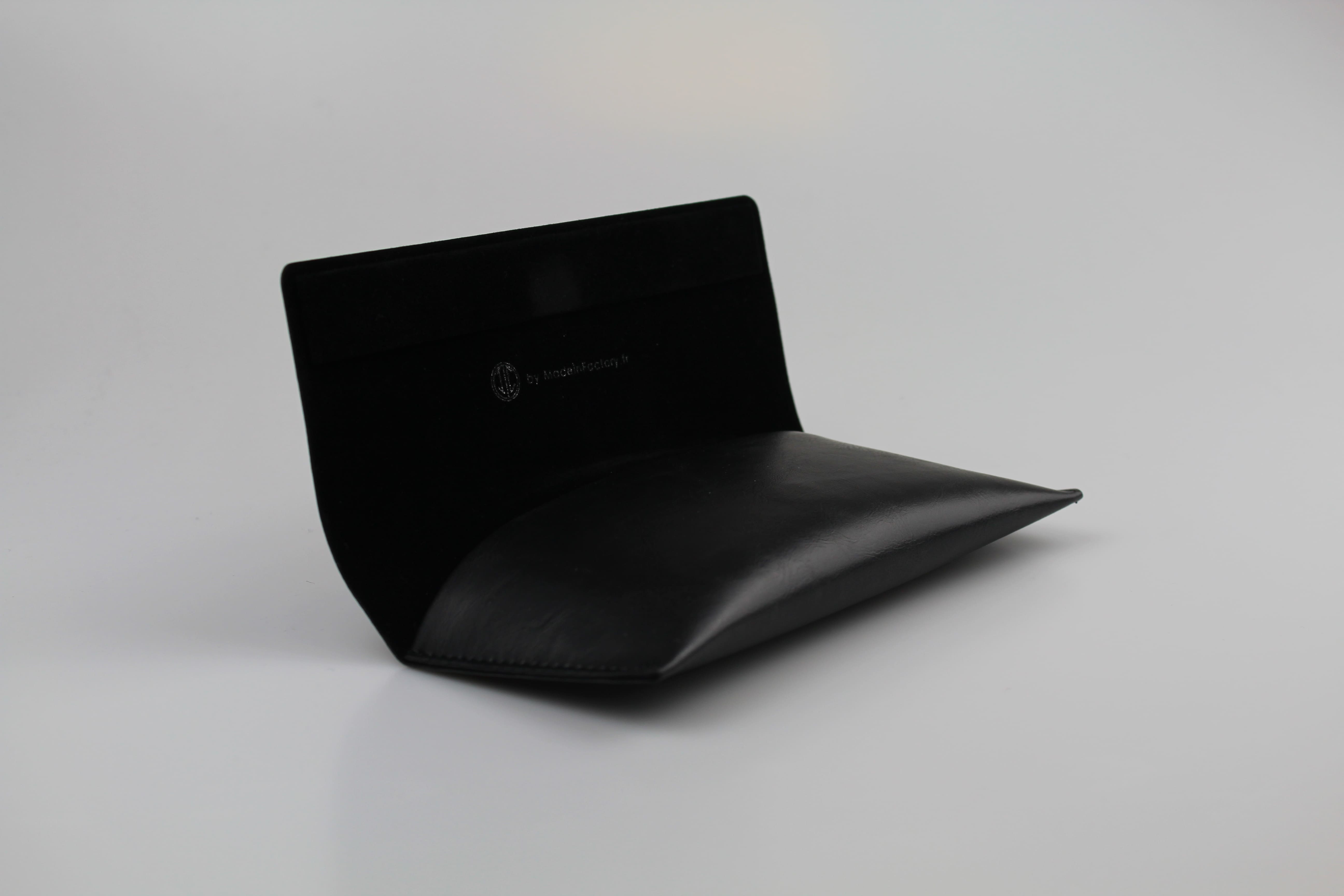Etui à lunettes semi-rigide en cuir ou similicuir noir avec rabat rectangulaire - fermoir à aimant