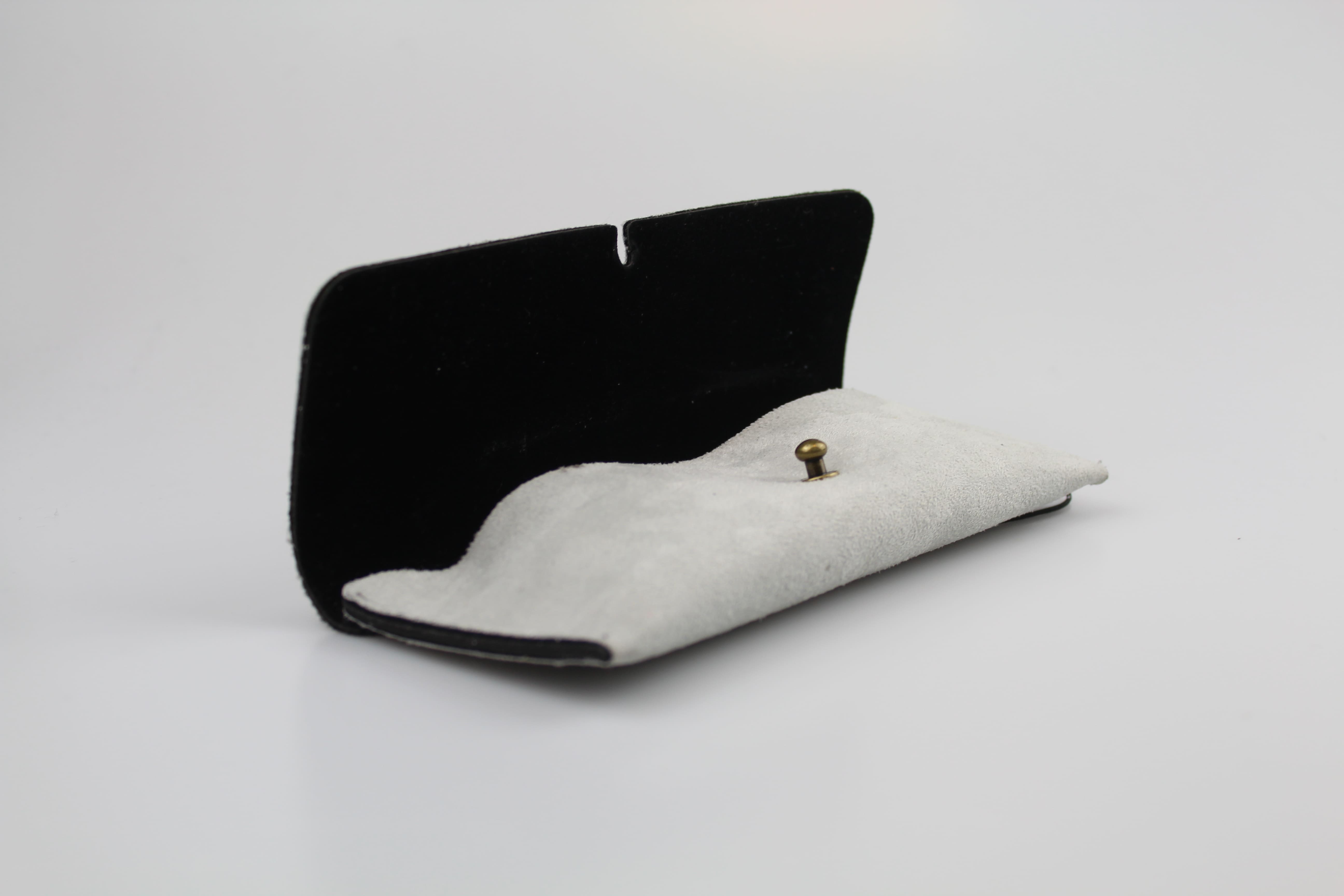 Etui à lunettes souple en cuir ou en simili cuir gris clair à rabat rectangulaire - fermoir à clou et élastique