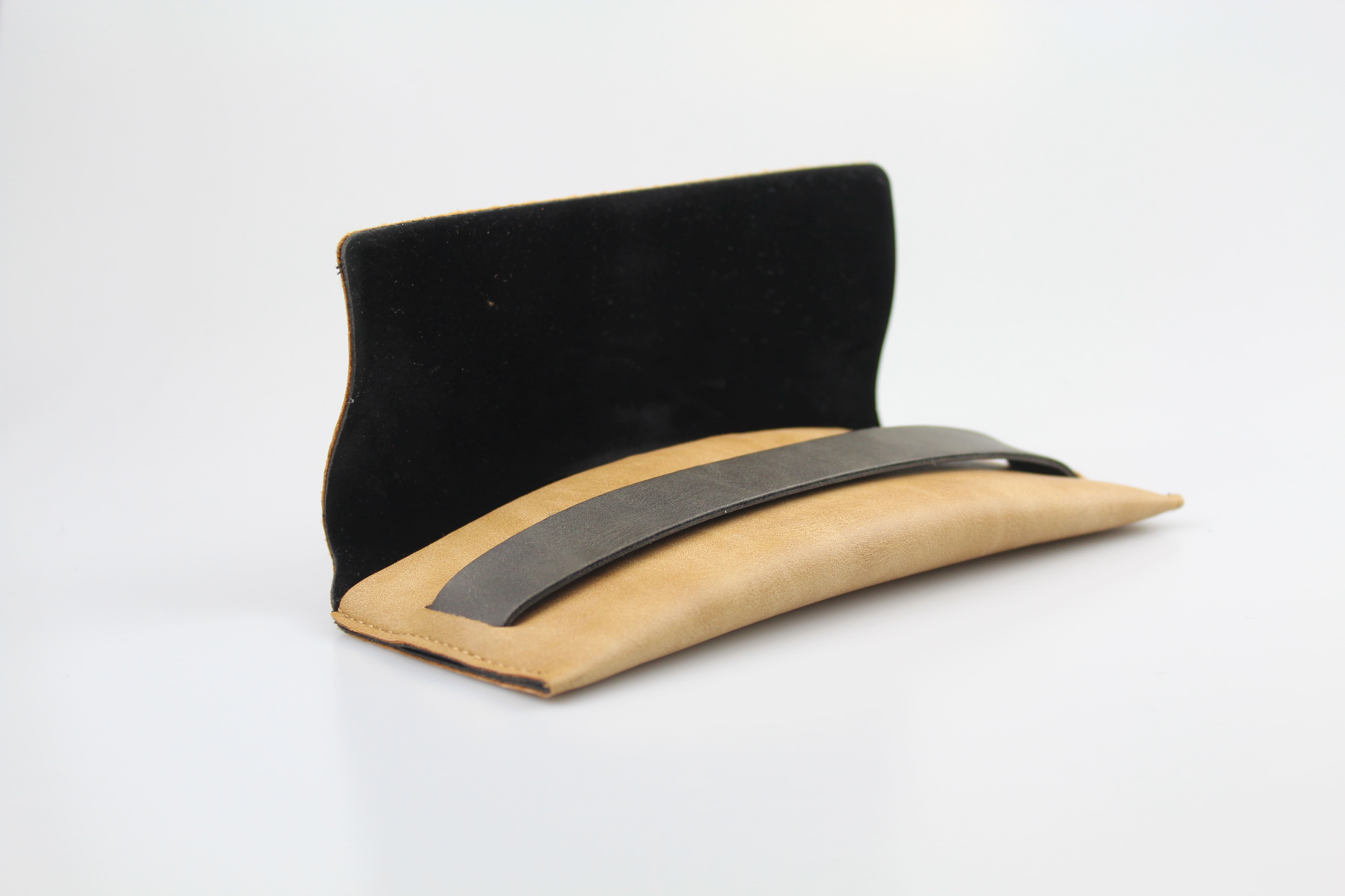 Etui à lunettes semi-rigide en cuir ou similicuir beige avec rabat rectangulaire - fermoir à lanière