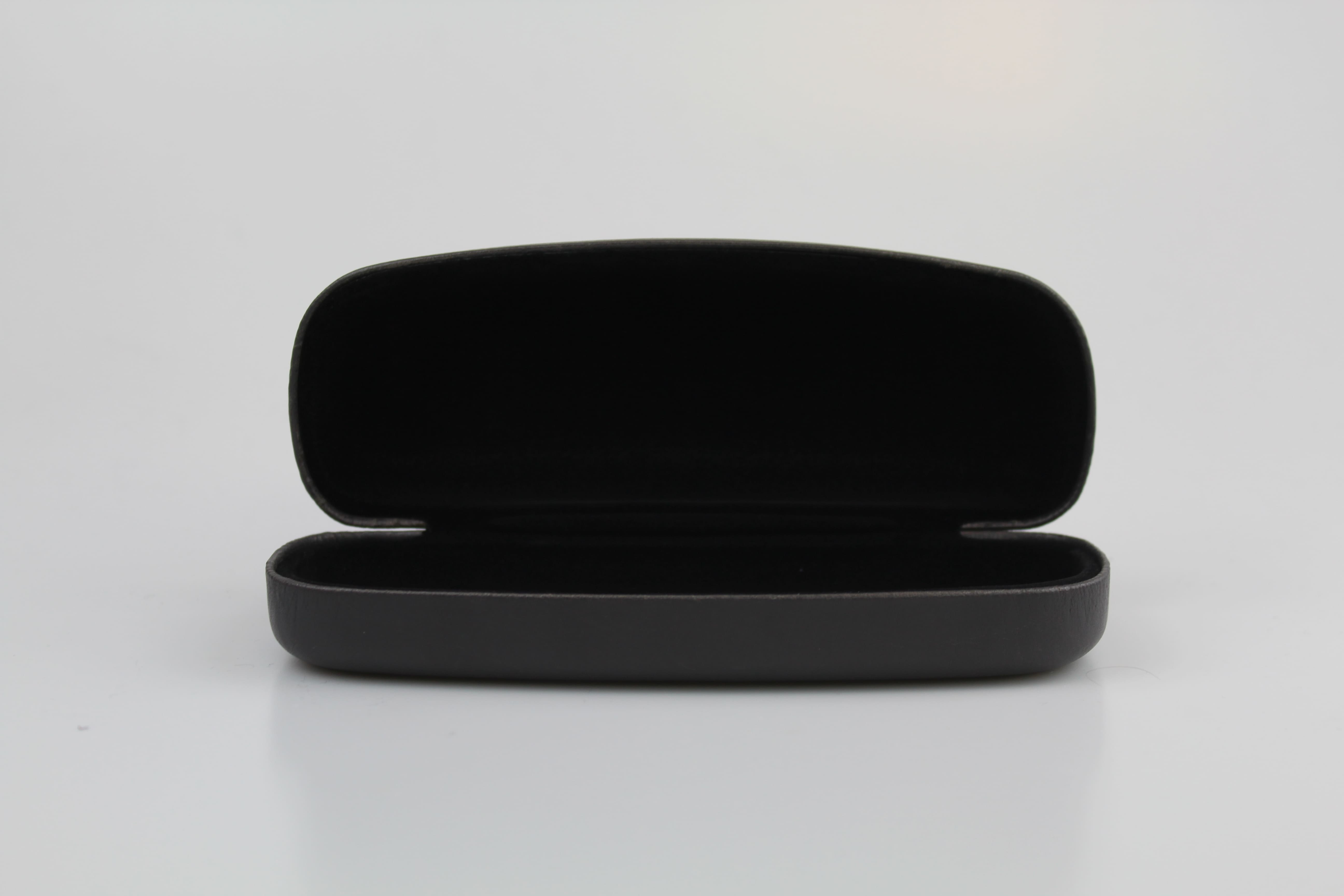 Étui à lunettes rigide en métal de forme ovale et bombée- fermoir à charnière – Image 2