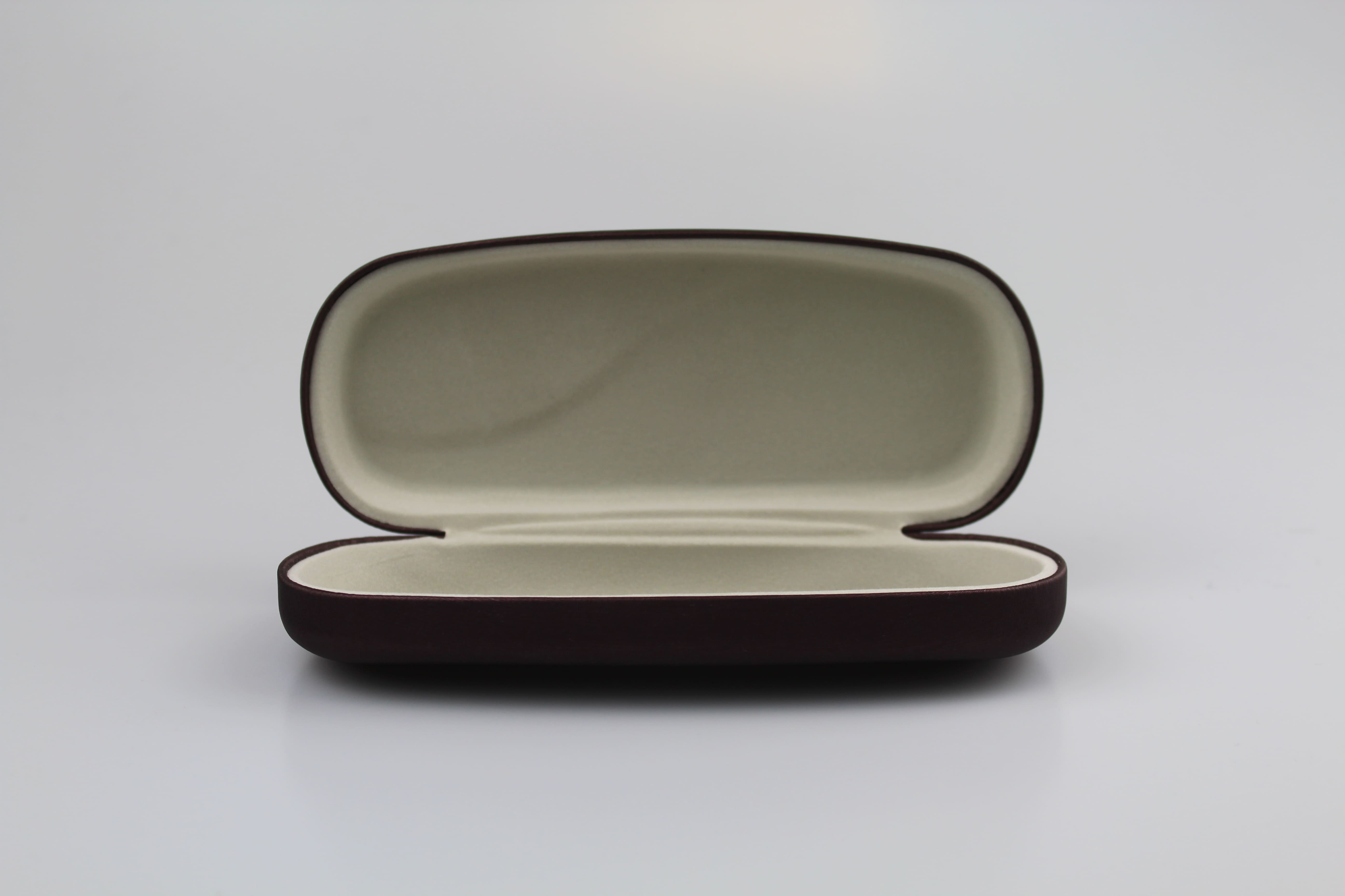 Étui à lunettes rigide en métal de forme ovale peu profonde et bombée- fermoir à charnière – Image 2