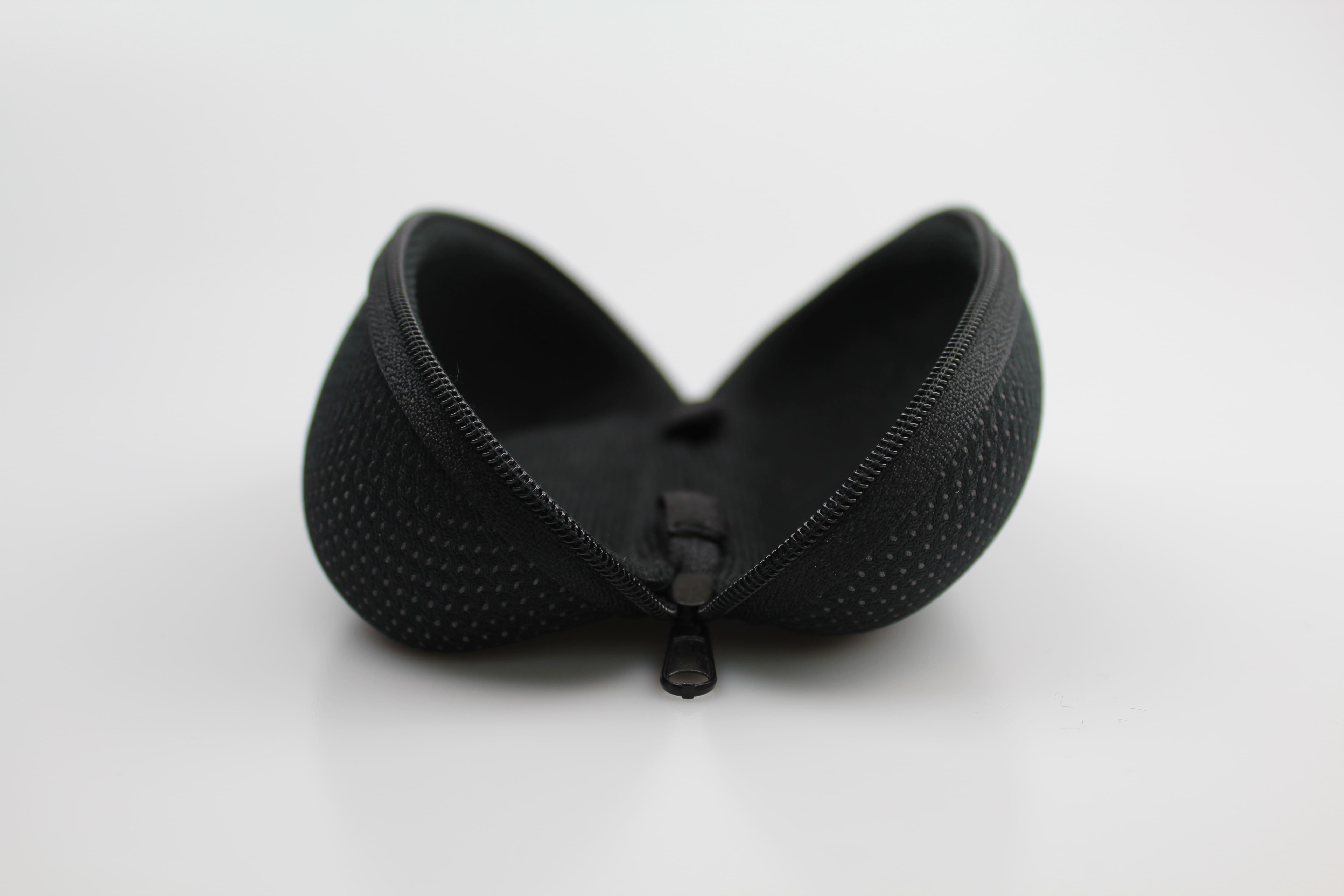Étui à lunettes semi-rigide noir en EVA à forme bombée et galbée – Image 2