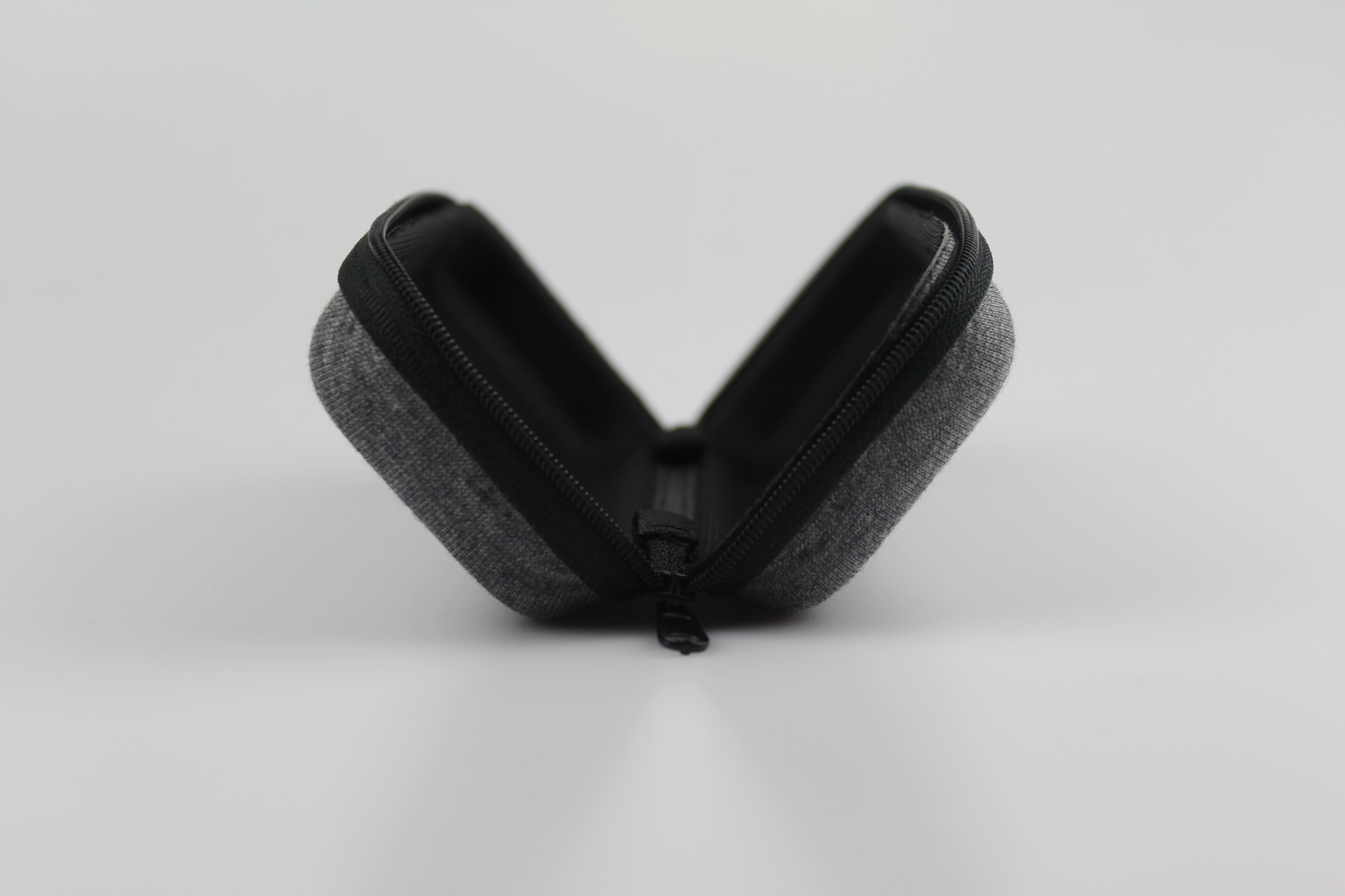 Étui à lunettes semi-rigide en tissu gris en EVA de forme rectangulaire – Image 2