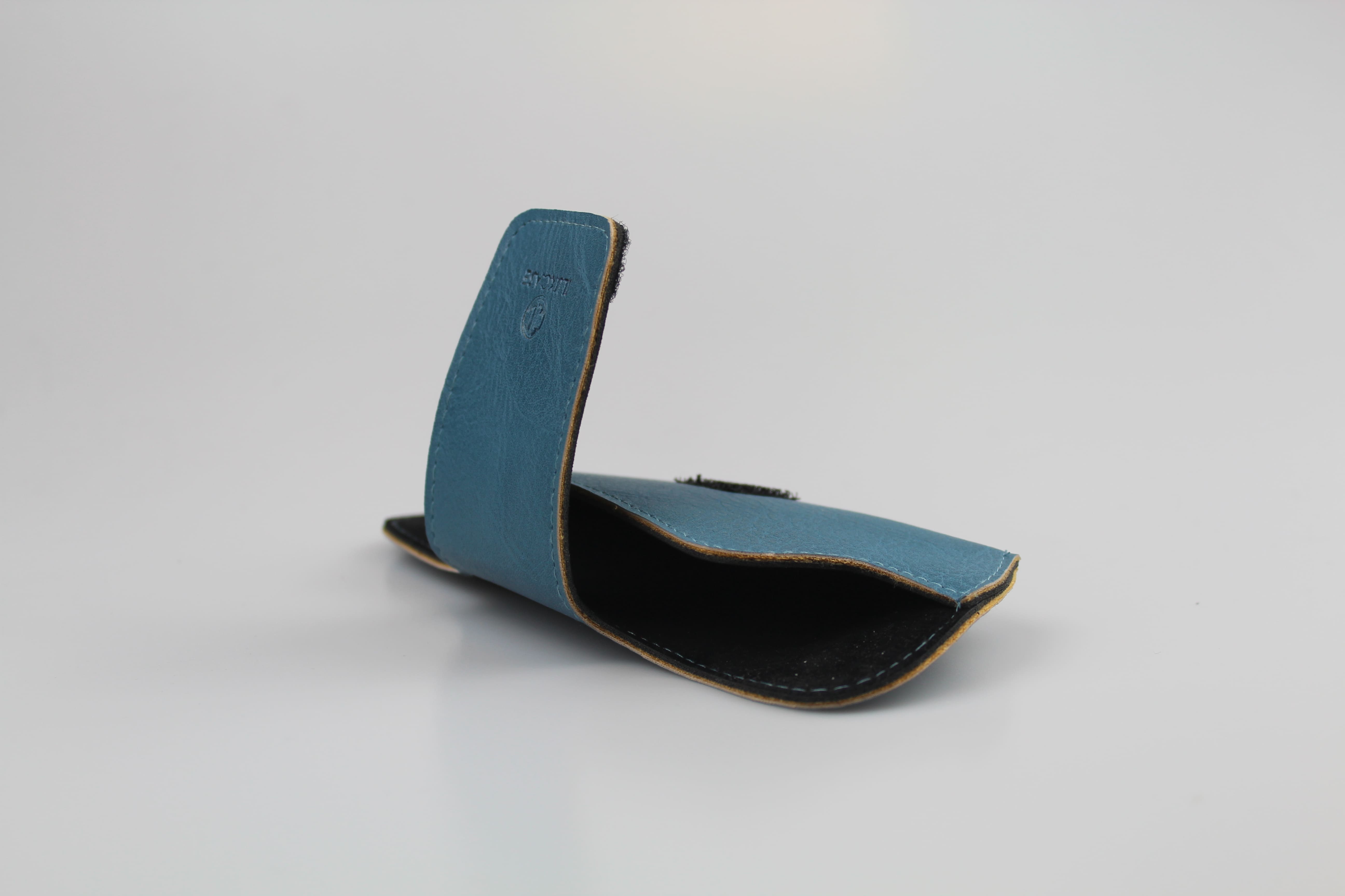 Etui à lunettes semi-rigide en cuir ou en simili cuir grainé à rabat géométrique arrondi - fermoir à aimant
