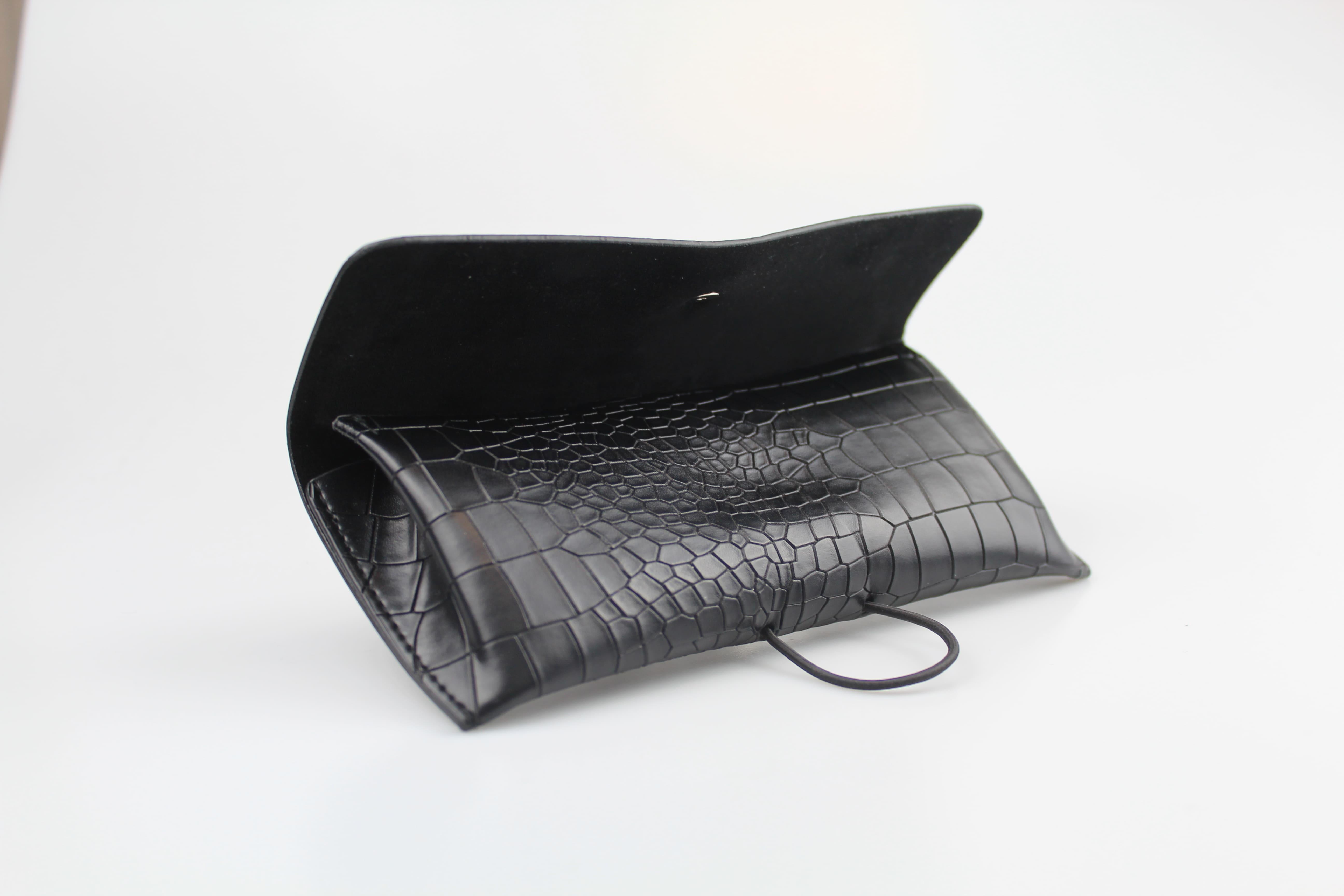 Etui à lunettes souple en cuir ou similicuir à rabat rectangulaire - fermoir à clou et élastique