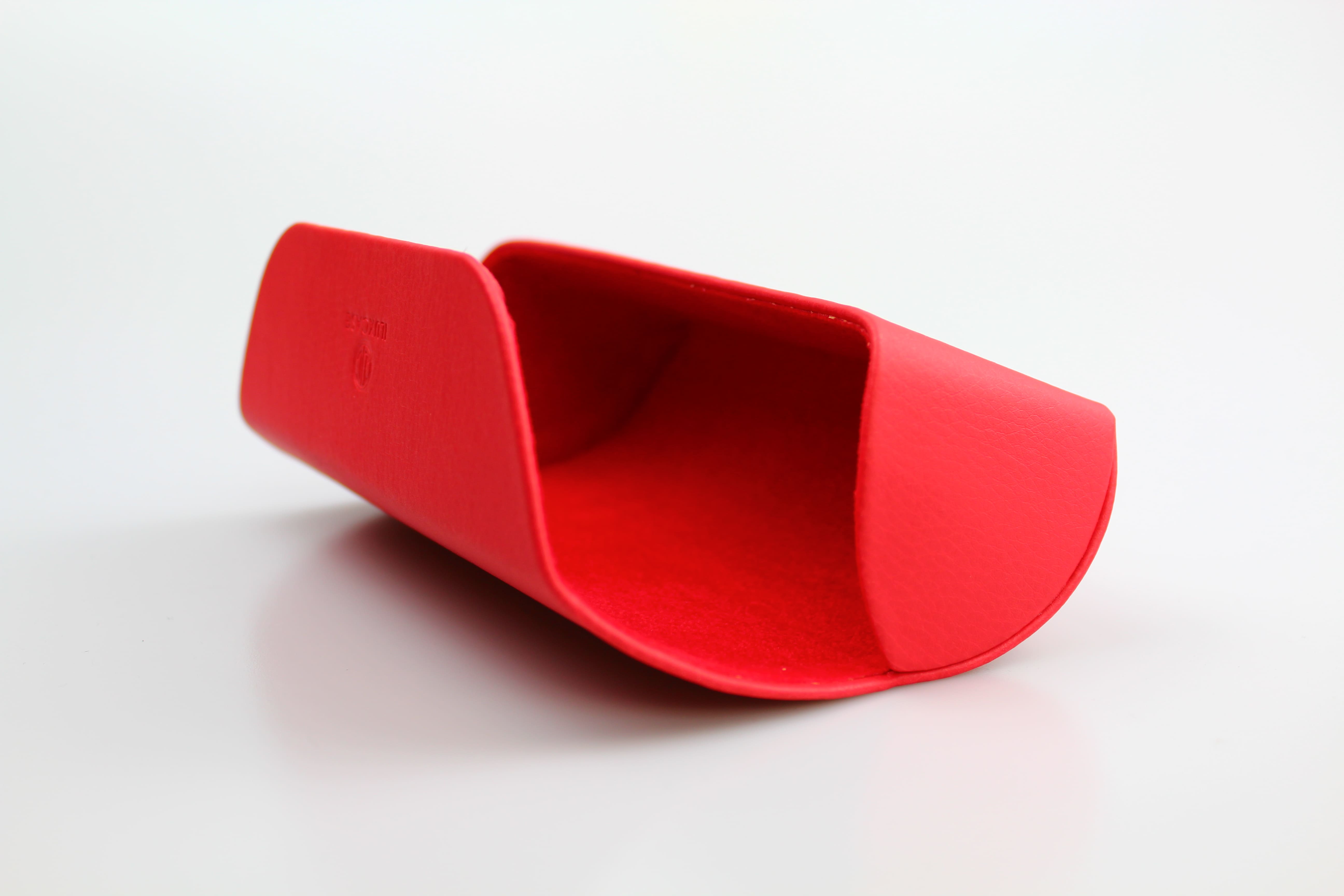 Étui à lunettes rigide en cuir ou similicuir rouge à rabat incurvé arrondi - fermoir à aimant