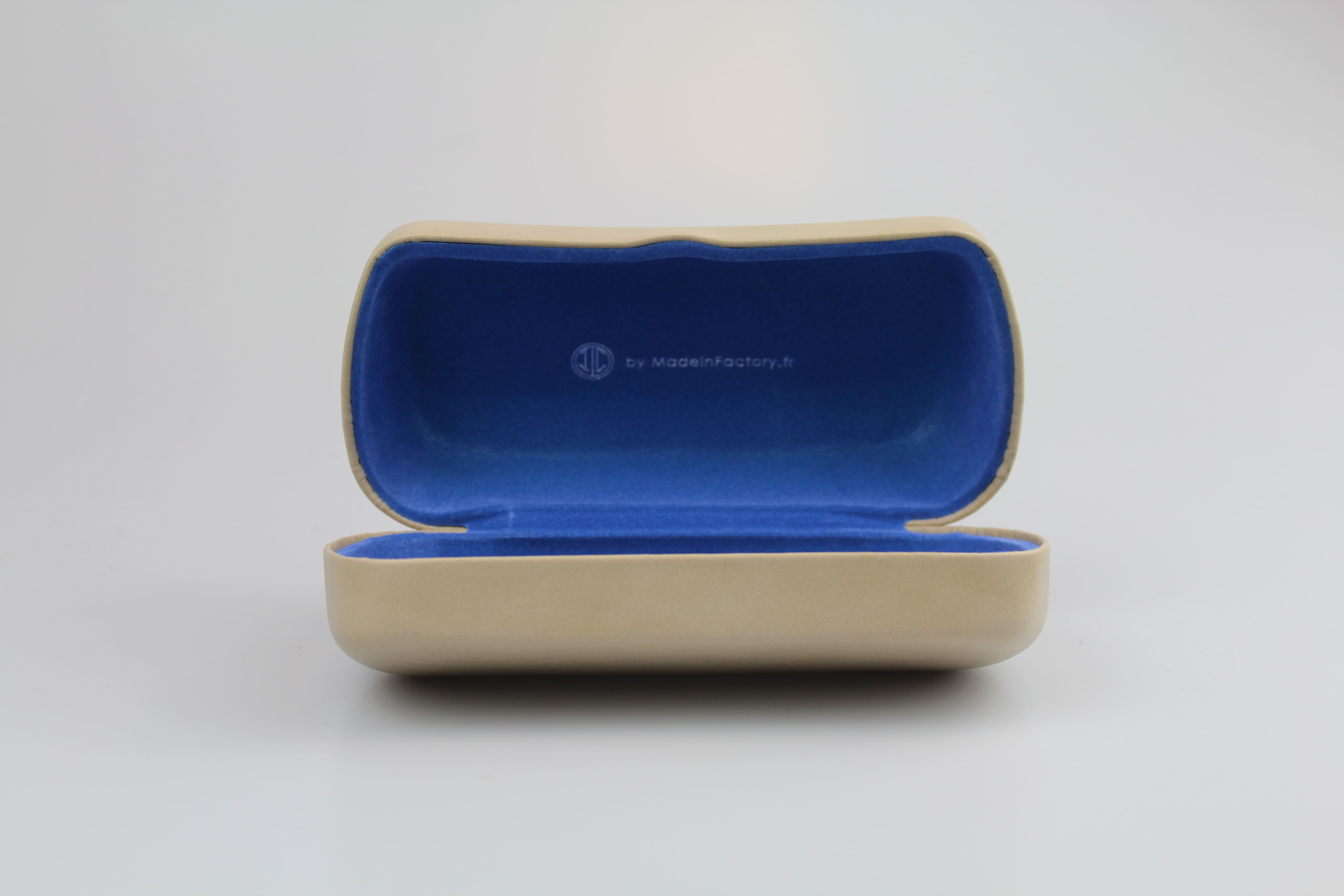Étui à lunettes rigide en métal de forme rectangulaire et peu bombée- fermoir à charnière