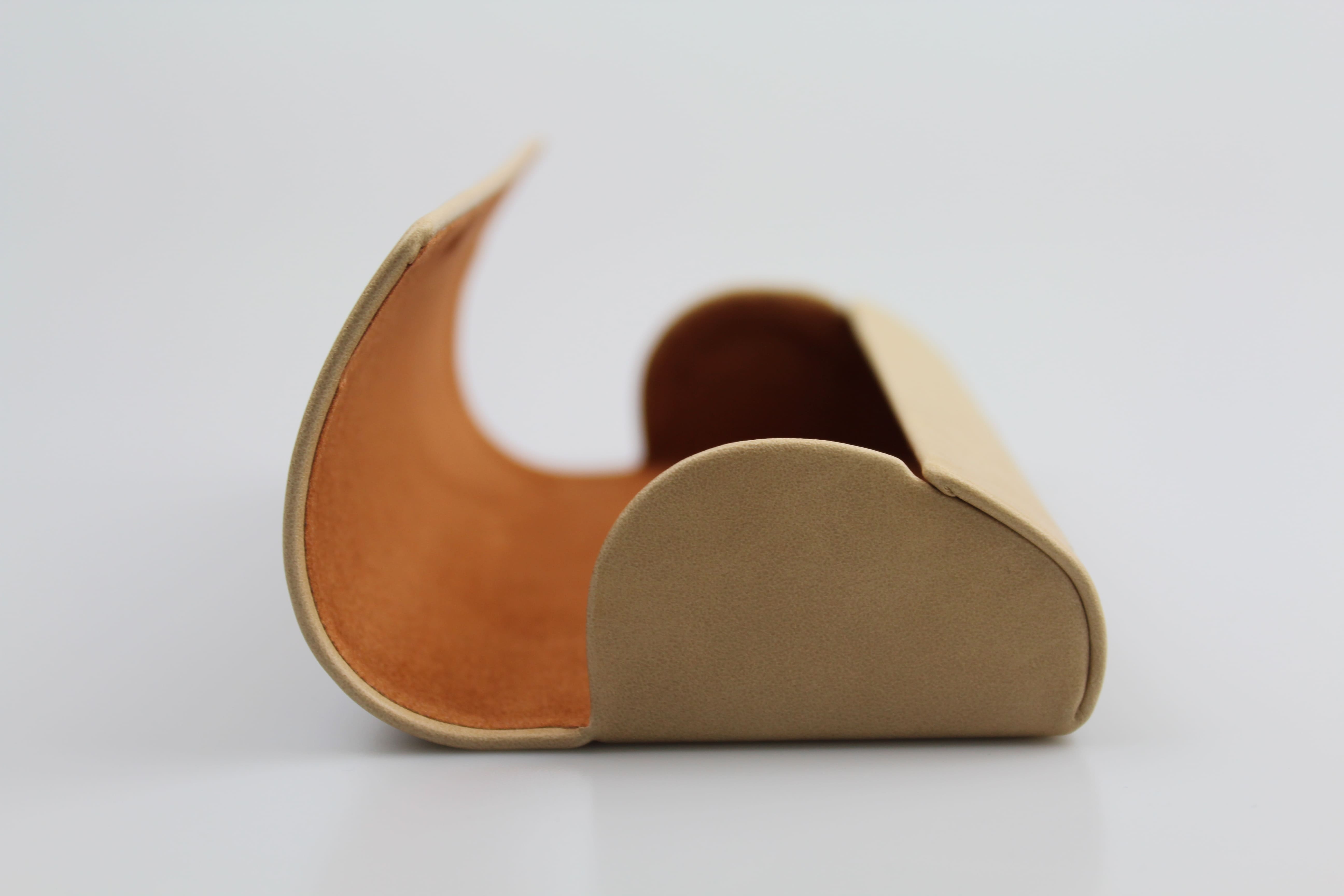 Étui à lunettes rigide en cuir ou similicuir crème à rabat incurvé - fermoir à aimant