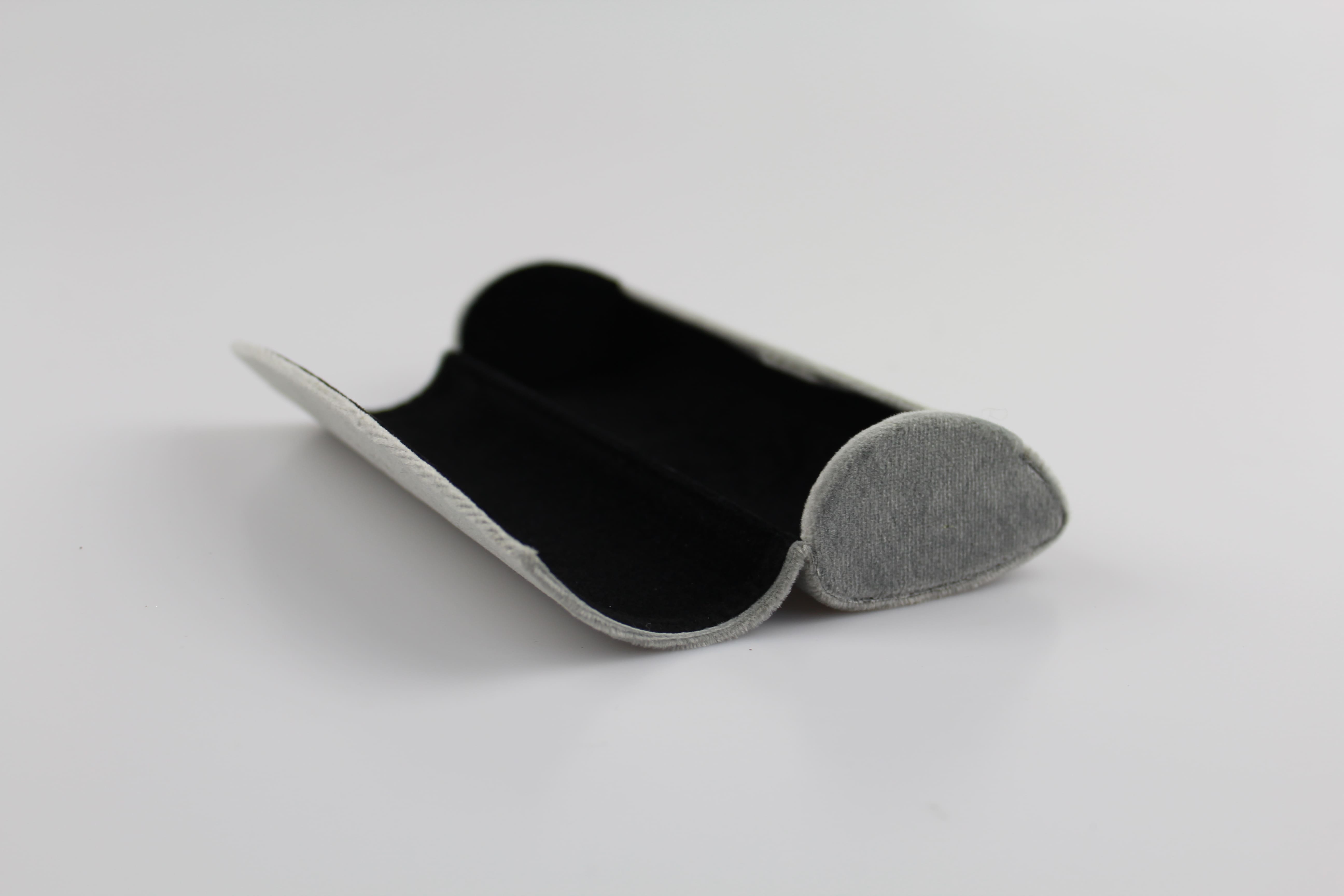 Étui à lunettes rigide en velours gris à rabat incurvé arrondi - fermoir à aimant