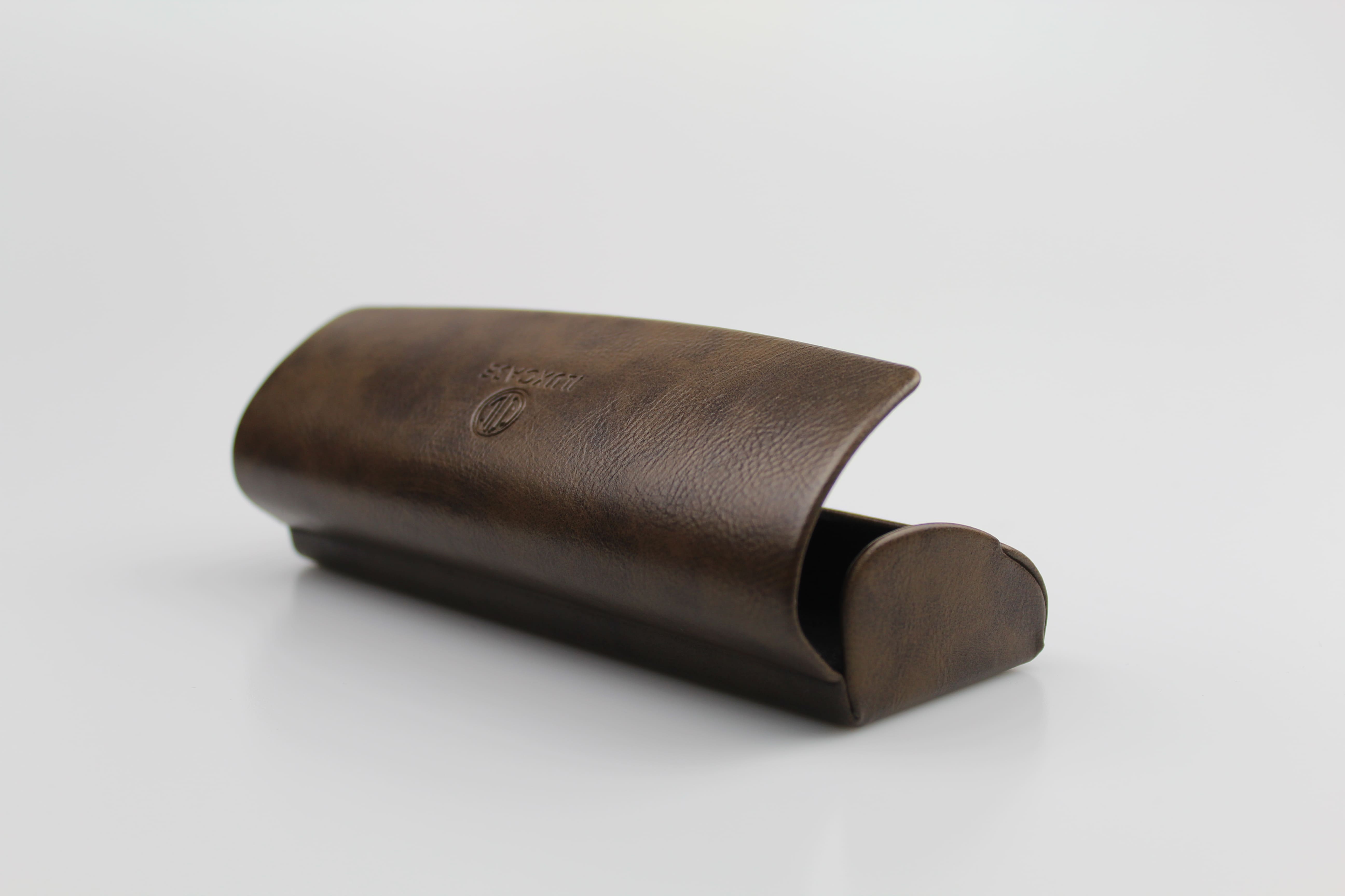 Étui à lunettes rigide en cuir ou en similicuir marron à rabat incurvé - fermoir à aimant