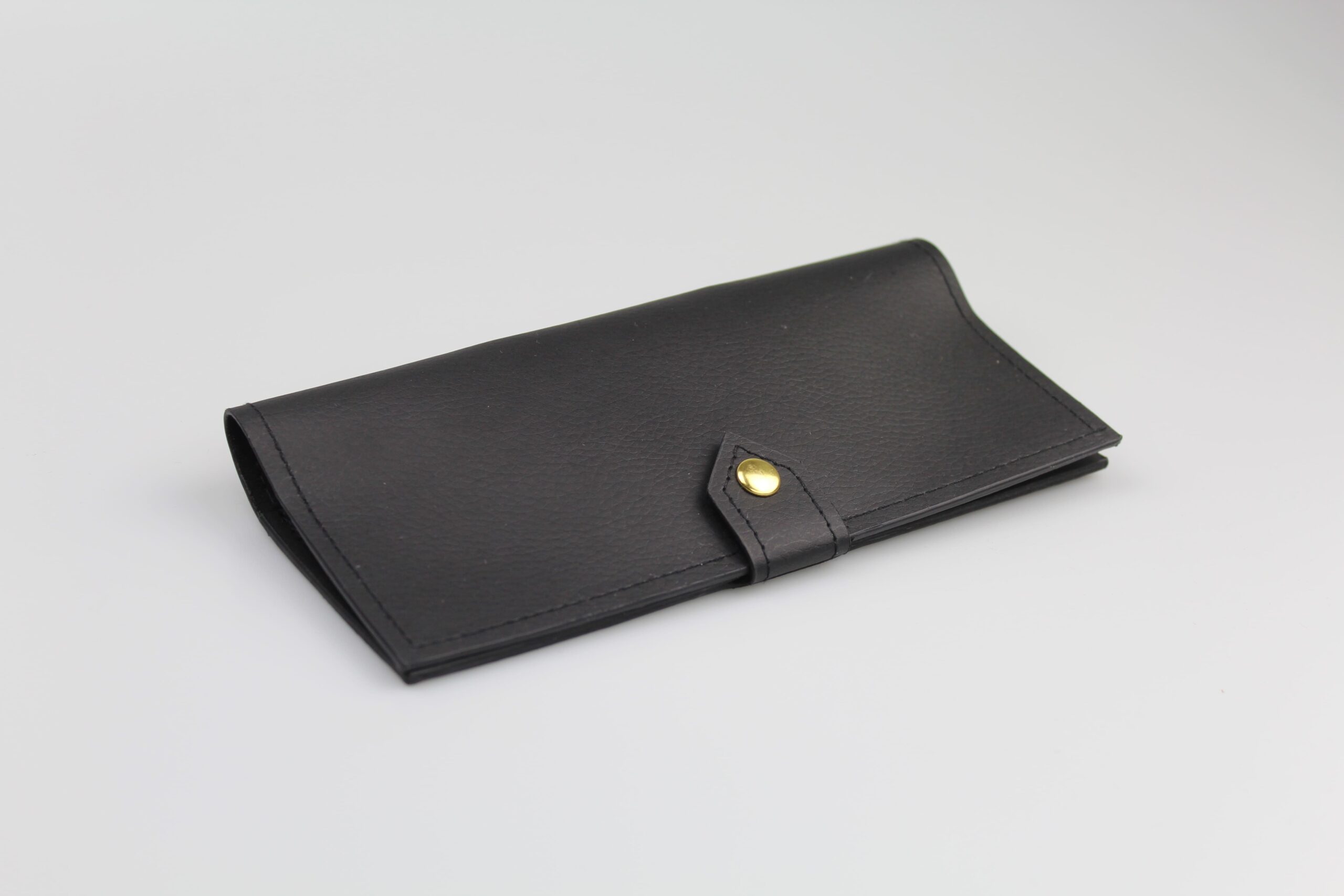 Étui à lunettes rigide de forme pochette verticale en cuir ou similicuir à rabat à pression