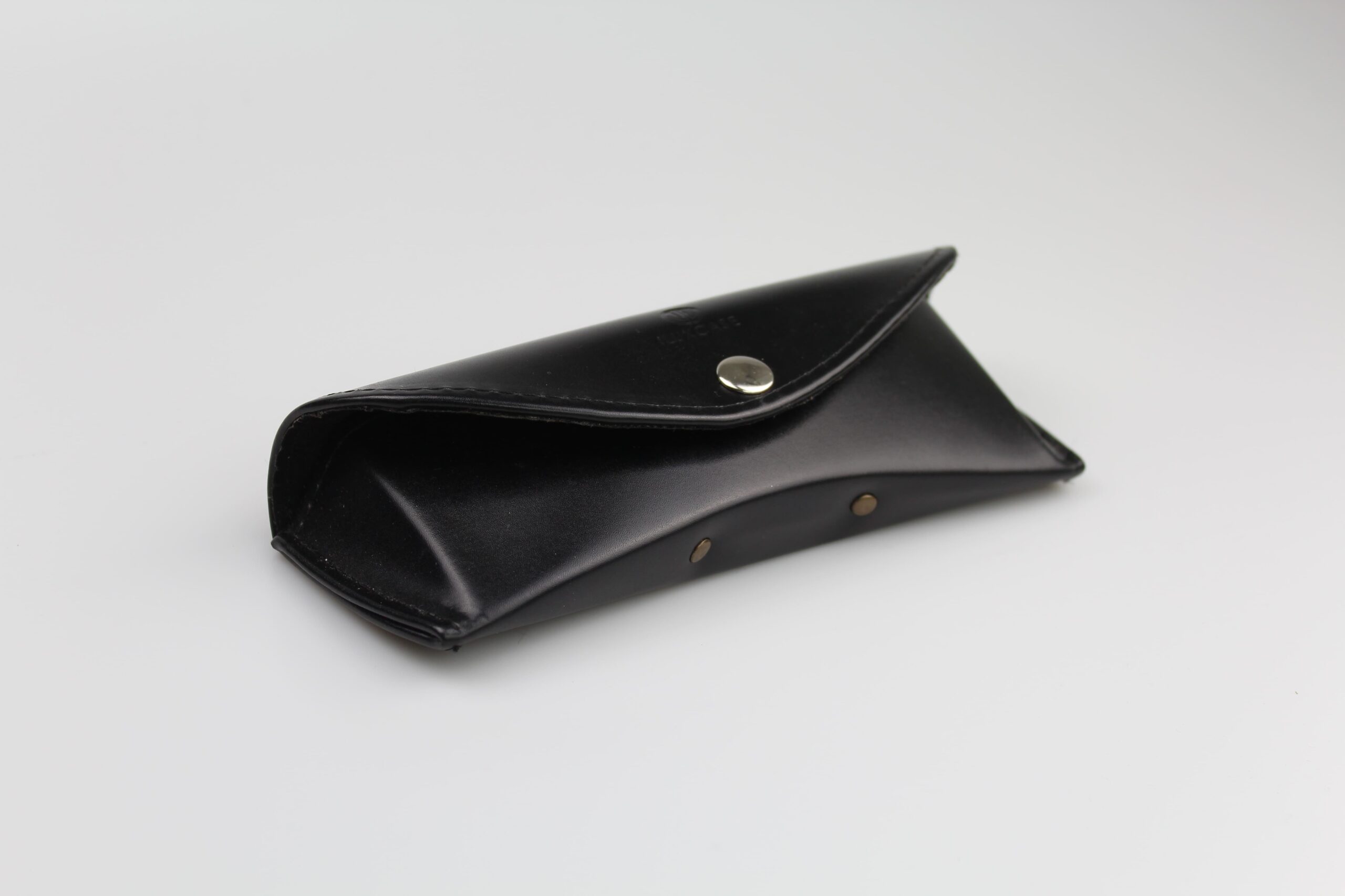 Etui à lunettes semi-rigide en cuir ou similicuir noir - fermeture avec bouton pression