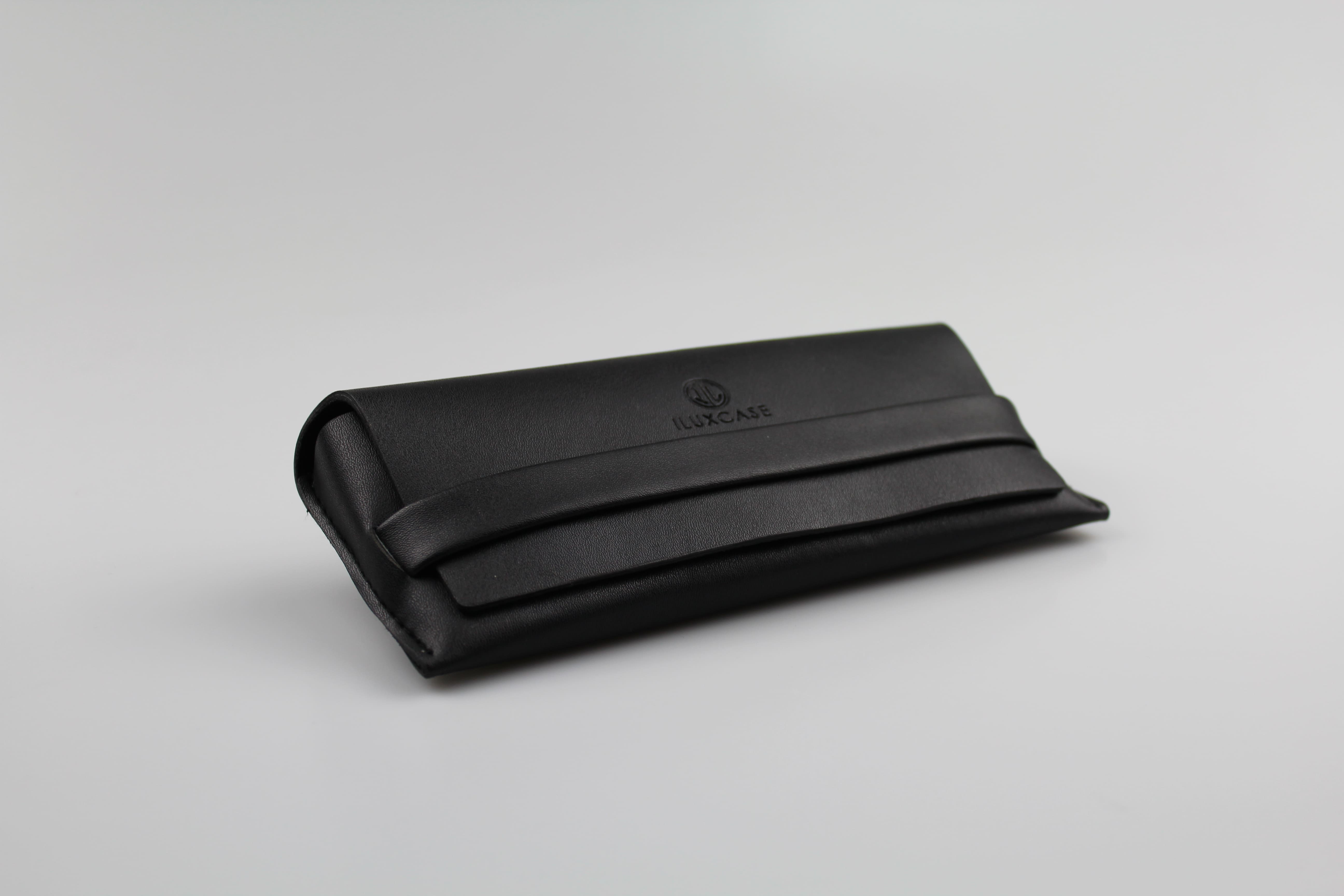 Etui à lunettes semi-rigide en cuir ou similicuir avec rabat rectangulaire - fermoir à lanière